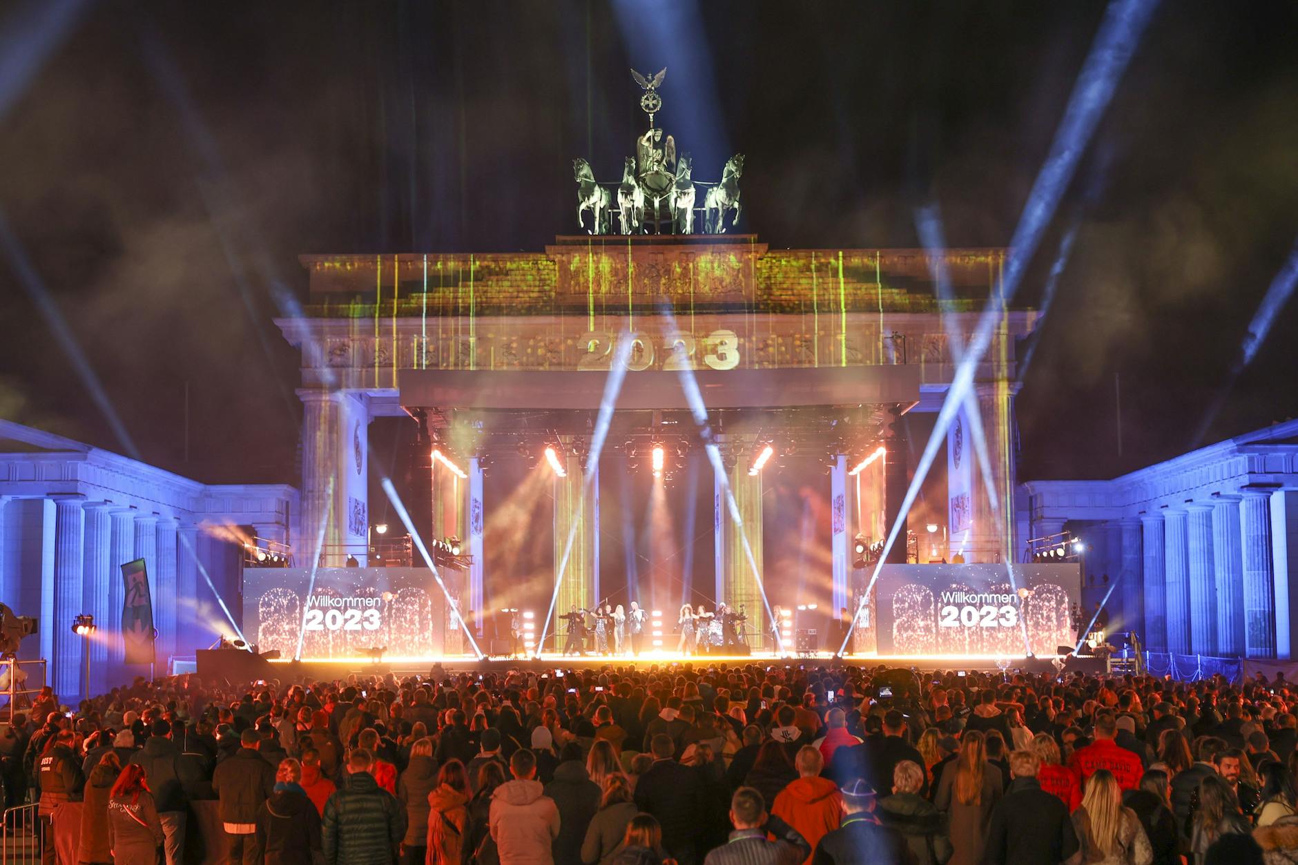 Berlin lässt es krachen Tausende feiern Silvester am Brandenburger Tor