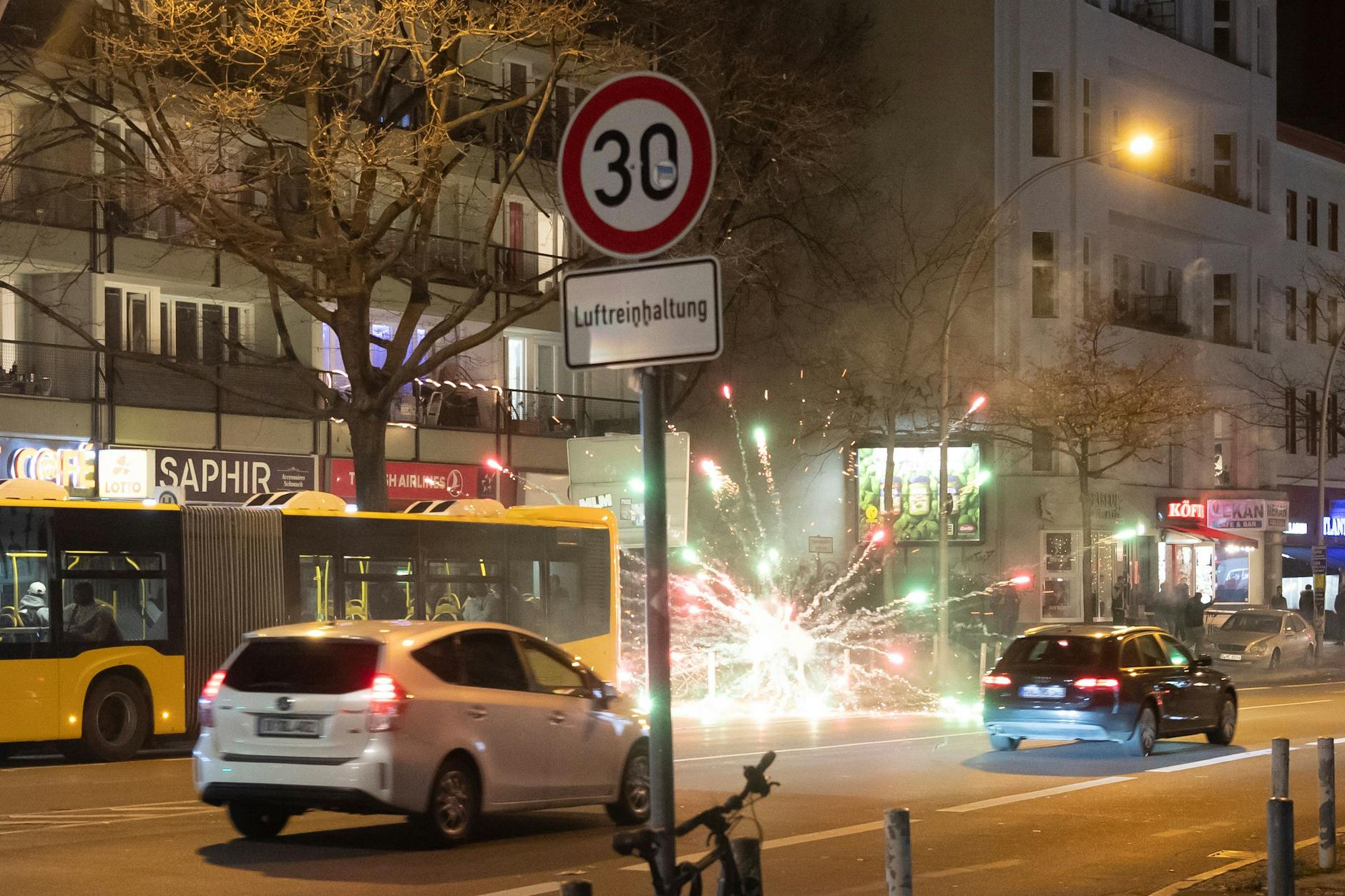 In Schöneberg habe sich Böller-Irre eine regelrechte Straßenschlacht geliefert.