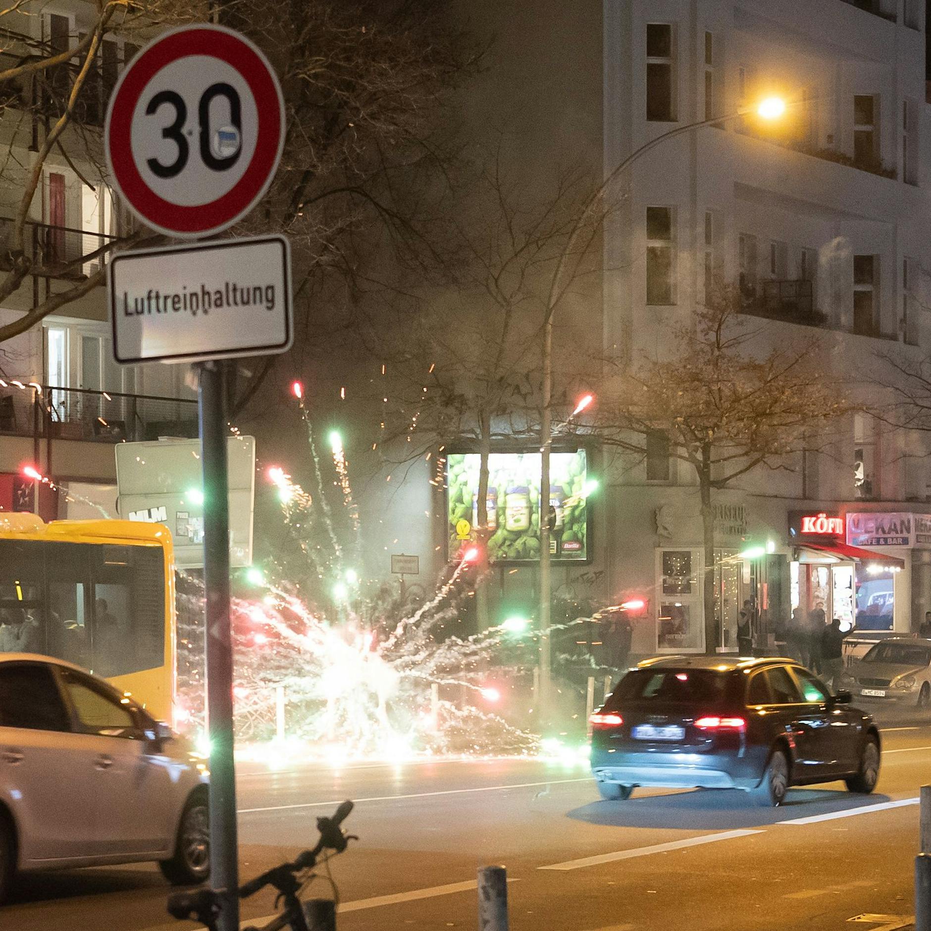 Unfassbare Videos! Heftige Böller-Schlacht in Schöneberg: Hier beschießen sich Berlins größte Pyro-Idioten mit Batterien