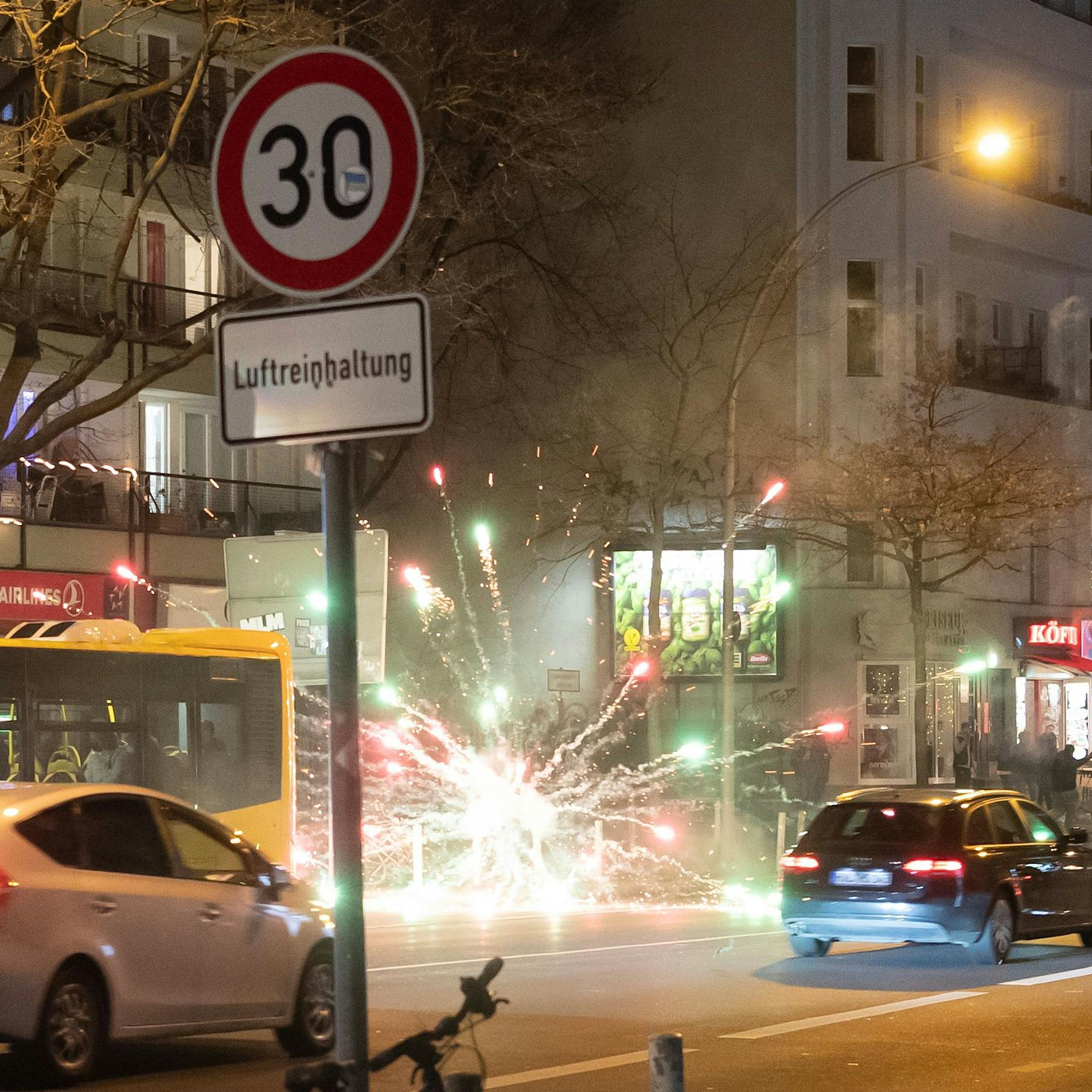 MIT VIDEO! Berlin böllert sich ins Chaos: DAS sind die krassesten Silvester-Videos aus den Bezirken
