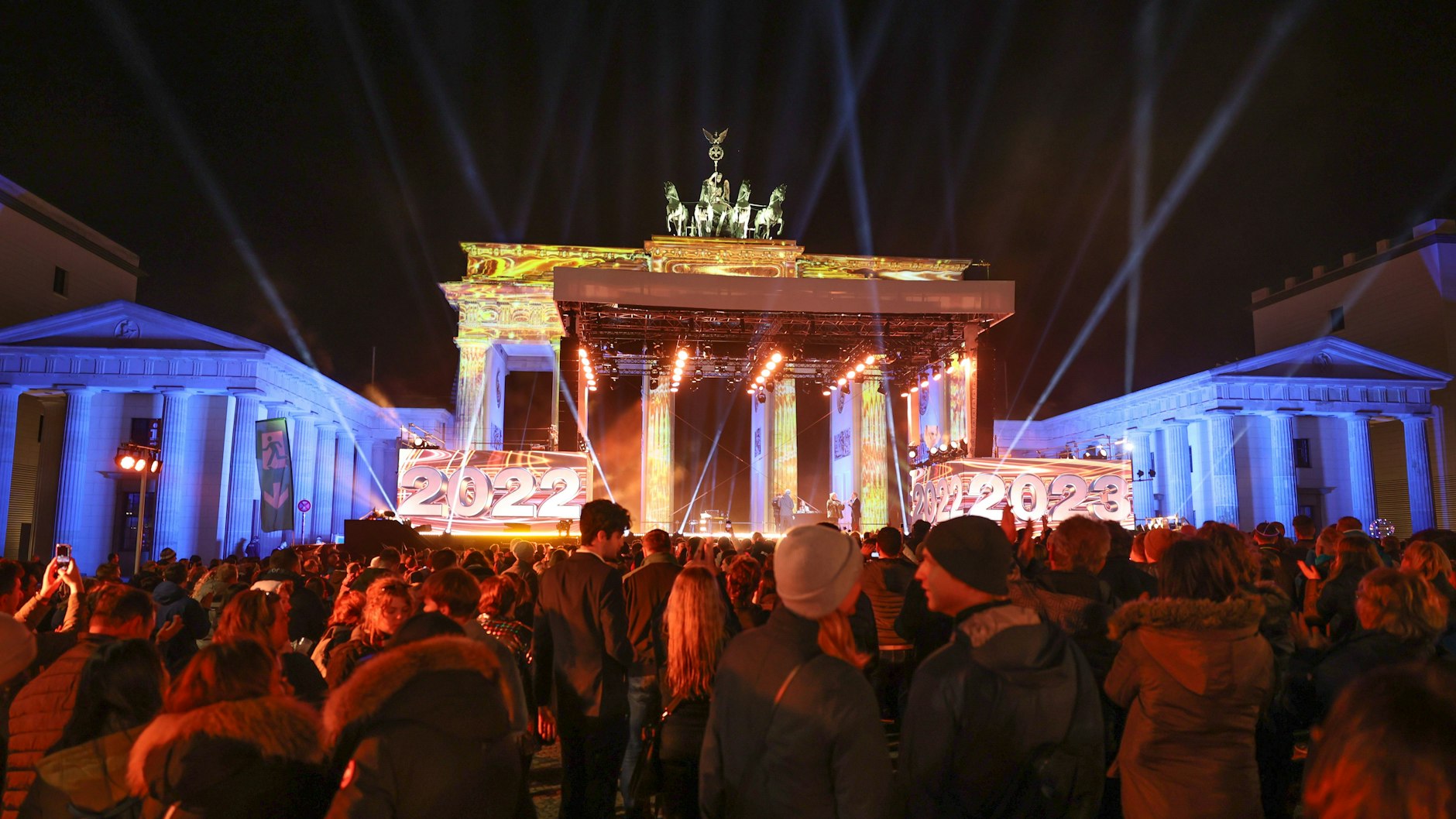 Vor dem Brandenburger Tor findet die ZDF-Silvester-Show statt. Die Show wird live im Fernsehen ausgestrahlt. 