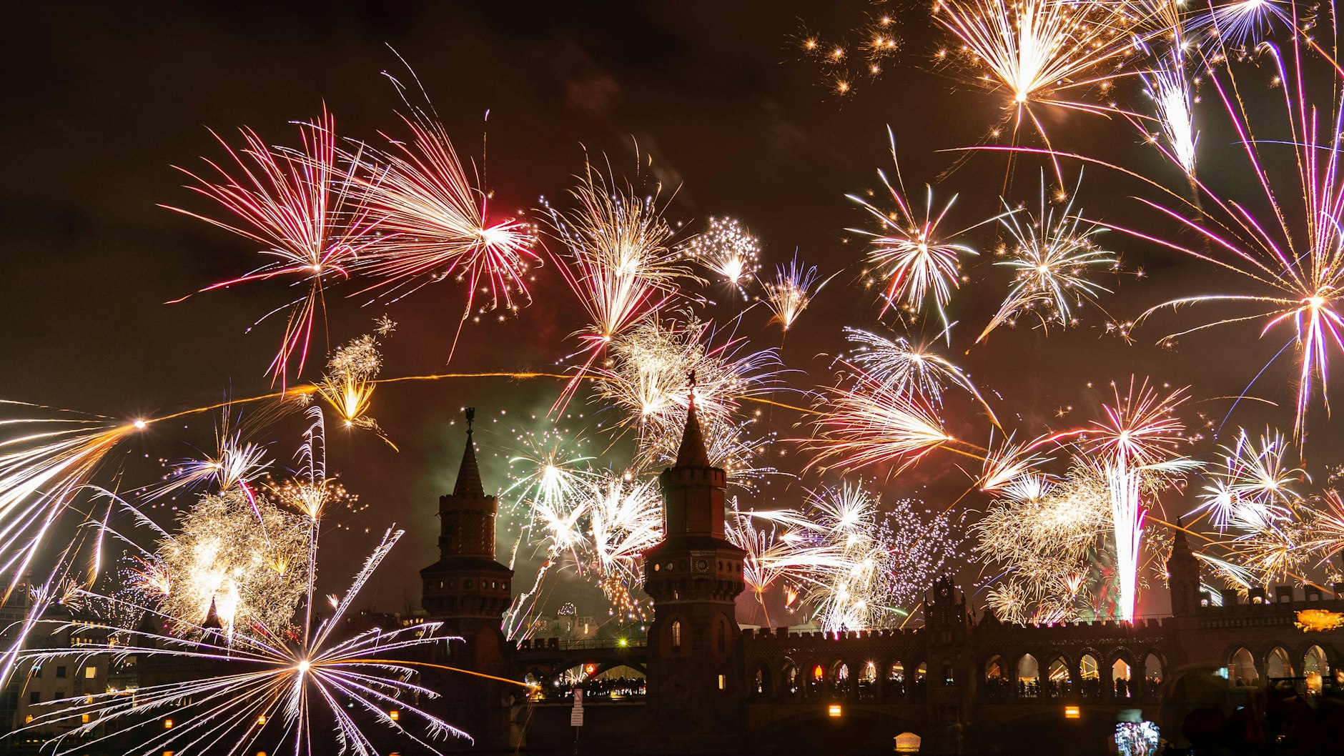 In der Silvesternacht wird der Himmel über Berlin zum Leuchten gebracht. Die einen lieben das Feuerwerk, andere würden es gern abschaffen.