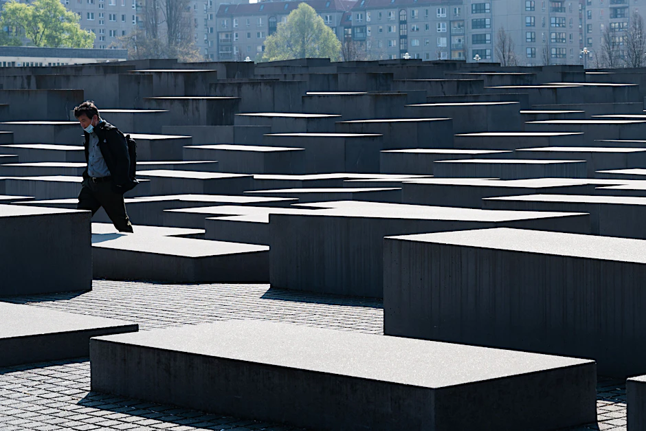 Das Holocaust-Mahnmal in Berlin-Mitte. Ein Unbekannter griff am Freitag mehrere Menschen dort an (Symbolbild).