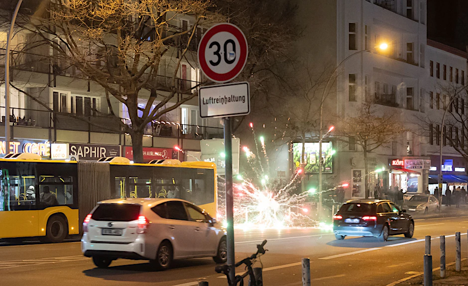 30.12.2022: Böller fliegen unweit der Pallasstraße.&nbsp;