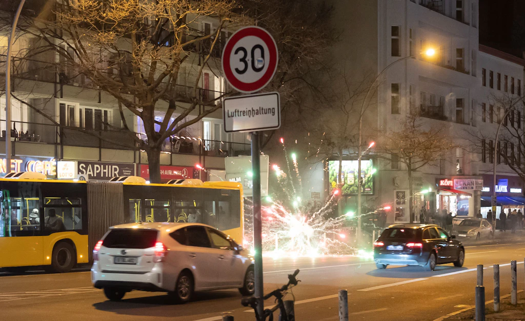 Wieder Böller-Randale in Schöneberg: Voll besetzter Bus beschossen, Festnahmen