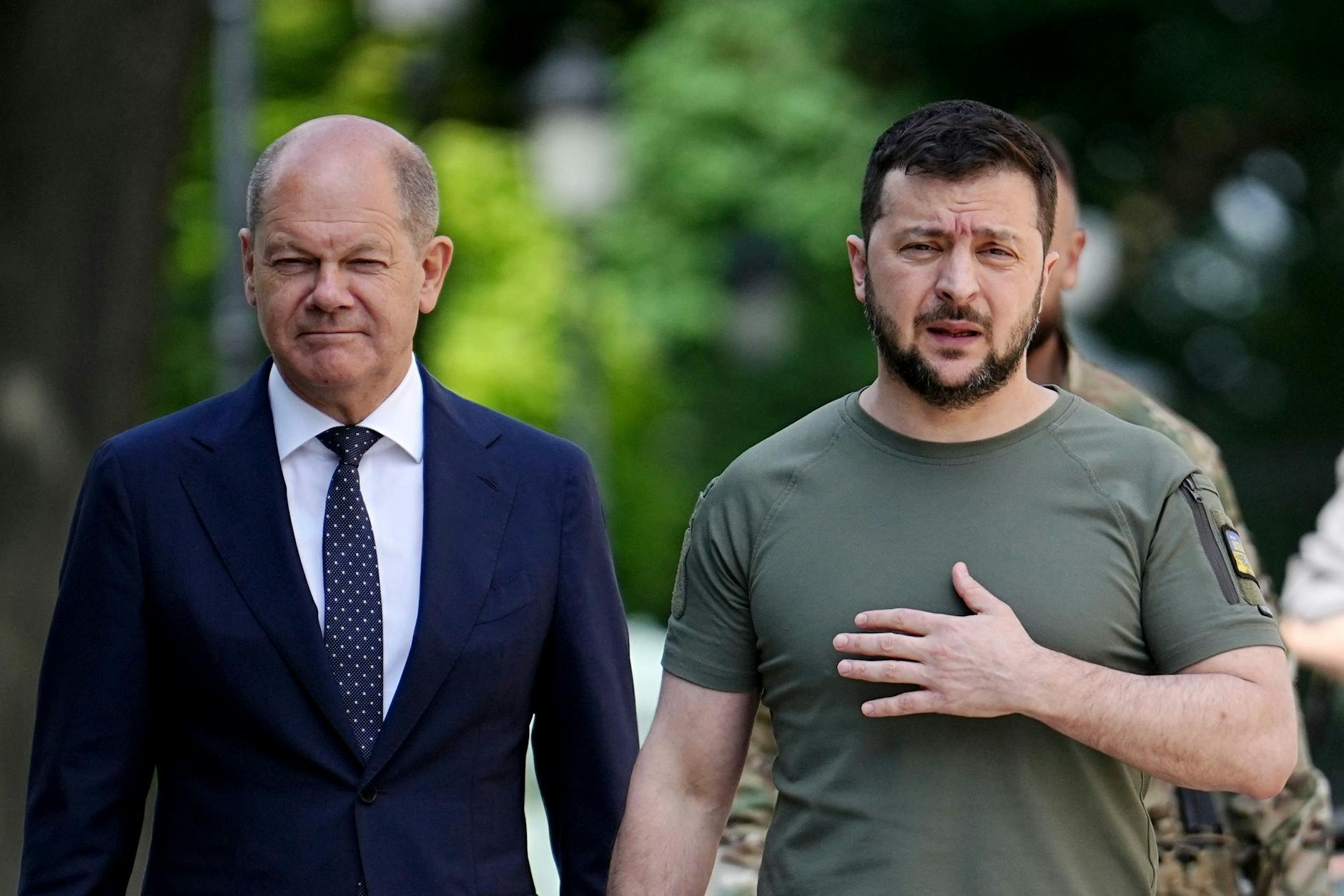 Wolodymyr Selenskyj (rechts) und Olaf Scholz (SPD) bei einem Besuch des Kanzlers in der Ukraine. 