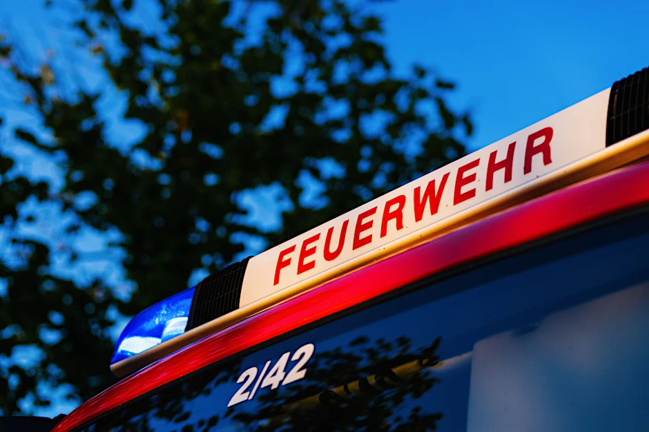 ARCHIV - Ein Blaulicht leuchtet auf dem Dach eines Einsatzfahrzeugs der Feuerwehr.  ild