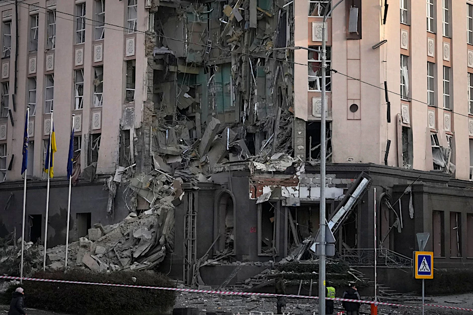 &nbsp;Polizisten stehen vor einem durch Beschuss beschädigten Hotel.&nbsp; &nbsp;