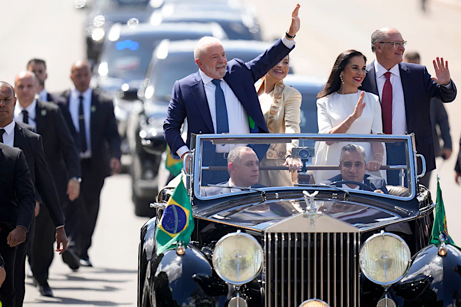 Der gewählte Präsident Luiz Inacio Lula da Silva (links) und seine Frau Rosangela Silva (zweite von links) fahren in einem offenen Wagen zum Kongress, um dort vereidigt zu werden.&nbsp;