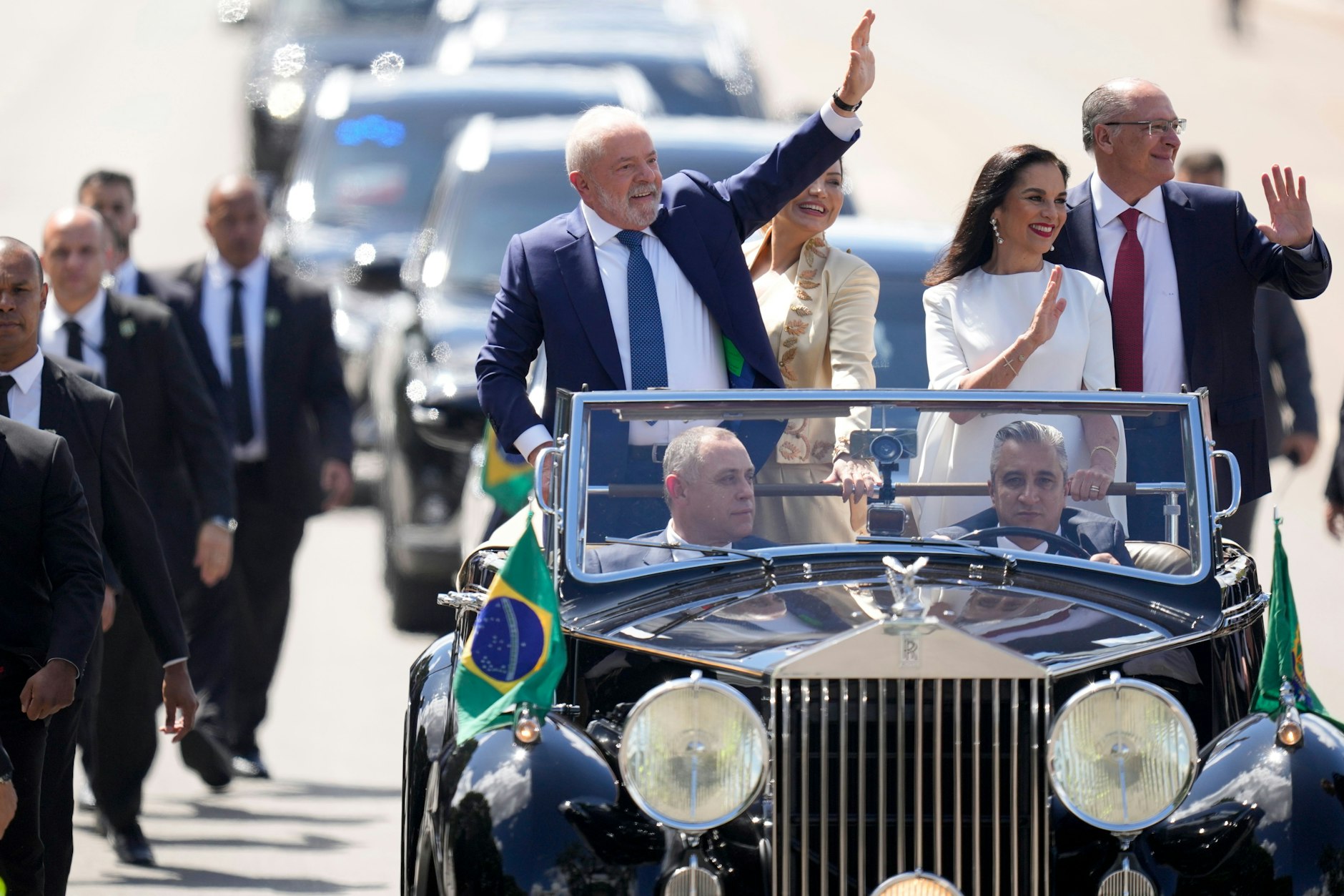Der gewählte Präsident Luiz Inacio Lula da Silva (links) und seine Frau Rosangela Silva (zweite von links) fahren in einem offenen Wagen zum Kongress, um dort vereidigt zu werden.&nbsp;