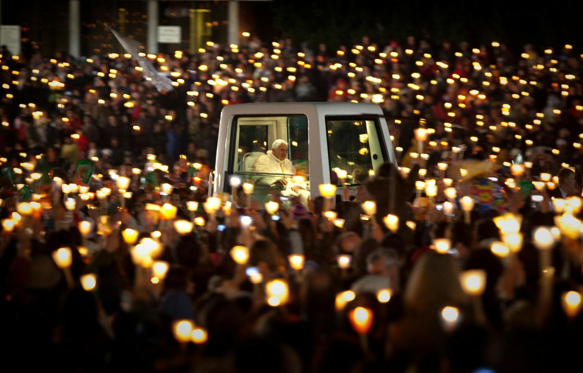 dpatopbilder - ARCHIV - Der damalige Papst Benedikt XVI. fährt im Papamobil, als er das Heiligtum von Fatima verlässt (2010).