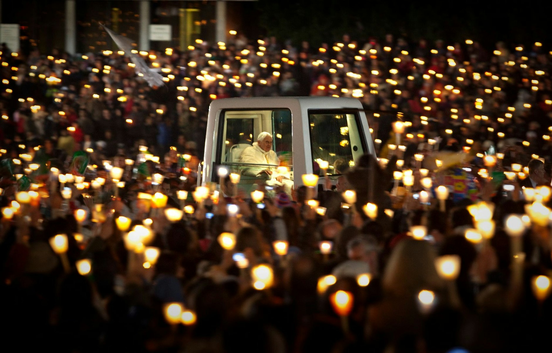 dpatopbilder - ARCHIV - Der damalige Papst Benedikt XVI. fährt im Papamobil, als er das Heiligtum von Fatima verlässt (2010).  