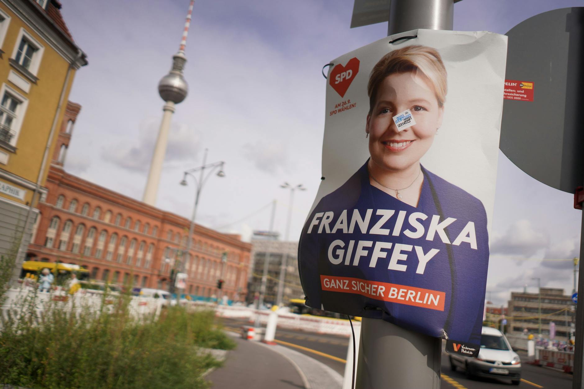 September 2021: SPD-Spitzenkandidatin Franziska Giffey ist auf einem Wahlplakat vor dem Roten Rathaus und dem Fernsehturm zu sehen (Archivbild). 
