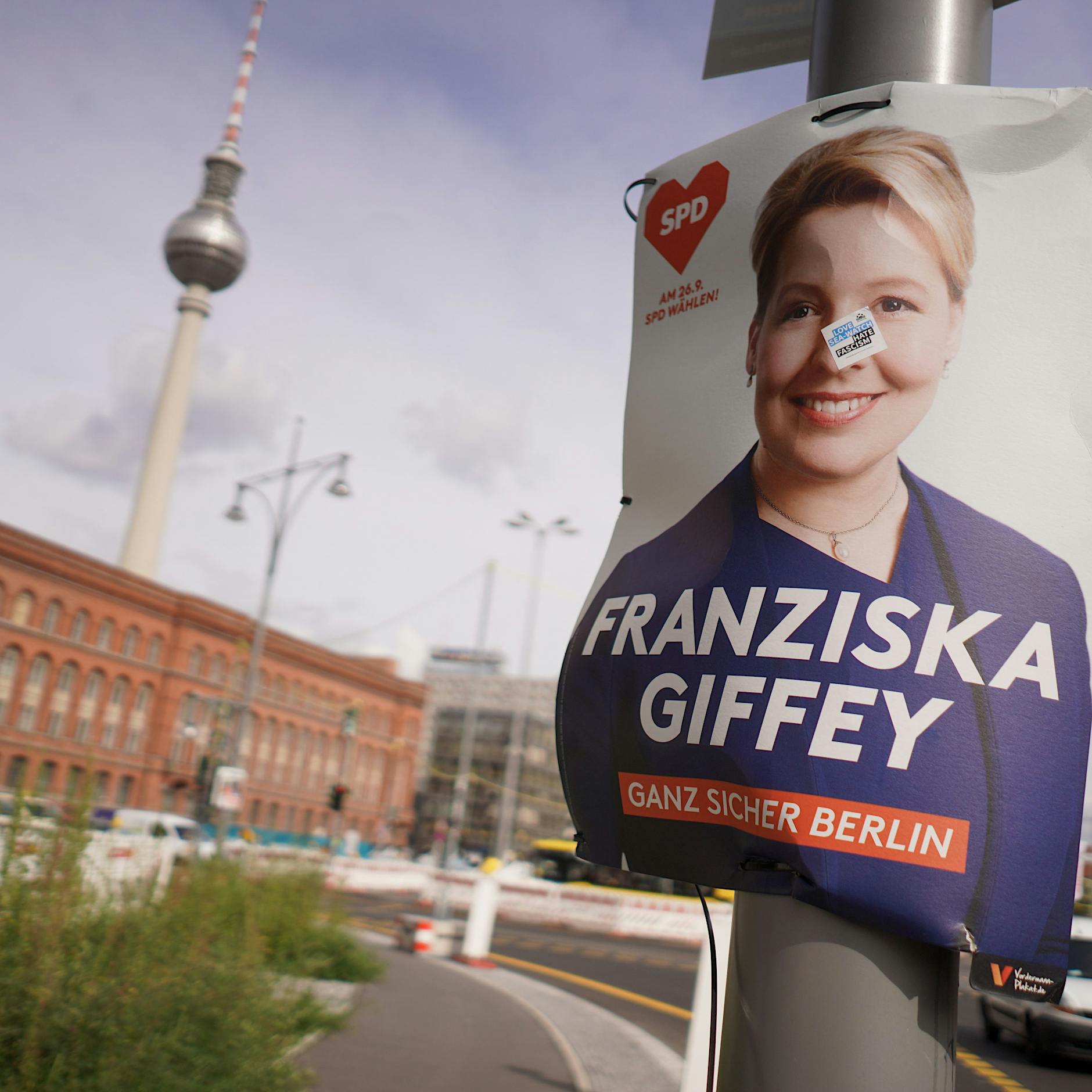 Wahlwiederholung in Berlin: Parteien hängen Plakate auf