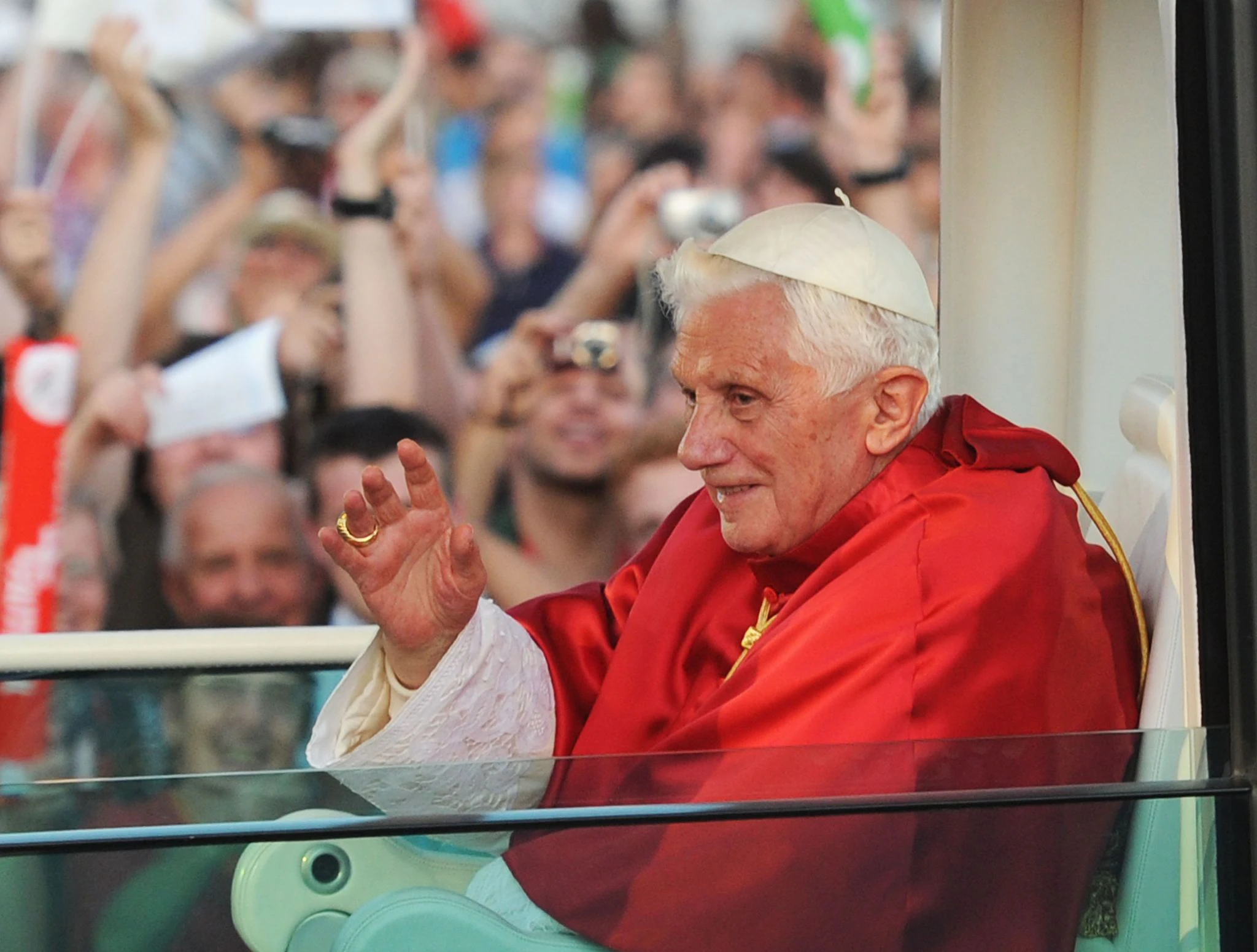 ARCHIV - Papst Benedikt bei seinem Besuch in Freiburg 2011 in seinem Papamobil.  