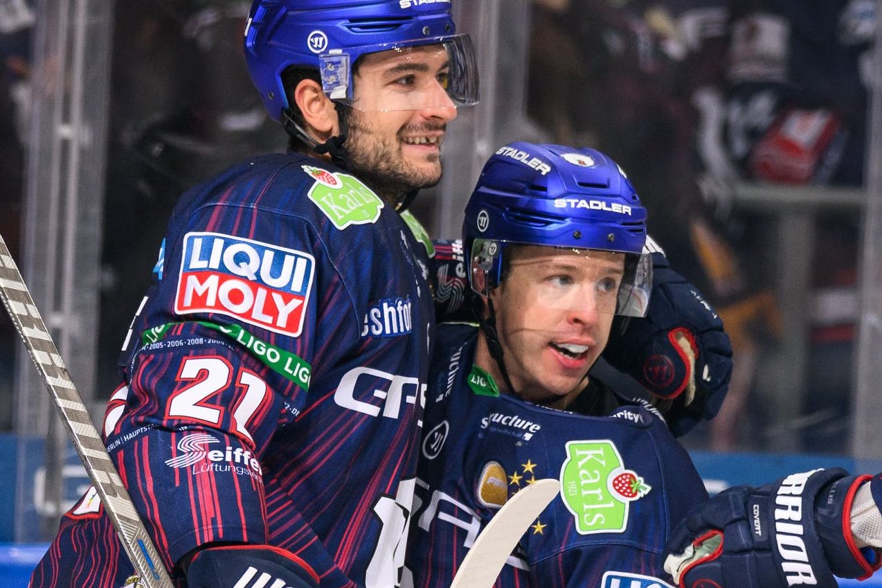 Giovanni Fiore (l.), Kevin Clark und die Eisbären wollen endlich mal dauerhaft jubeln.