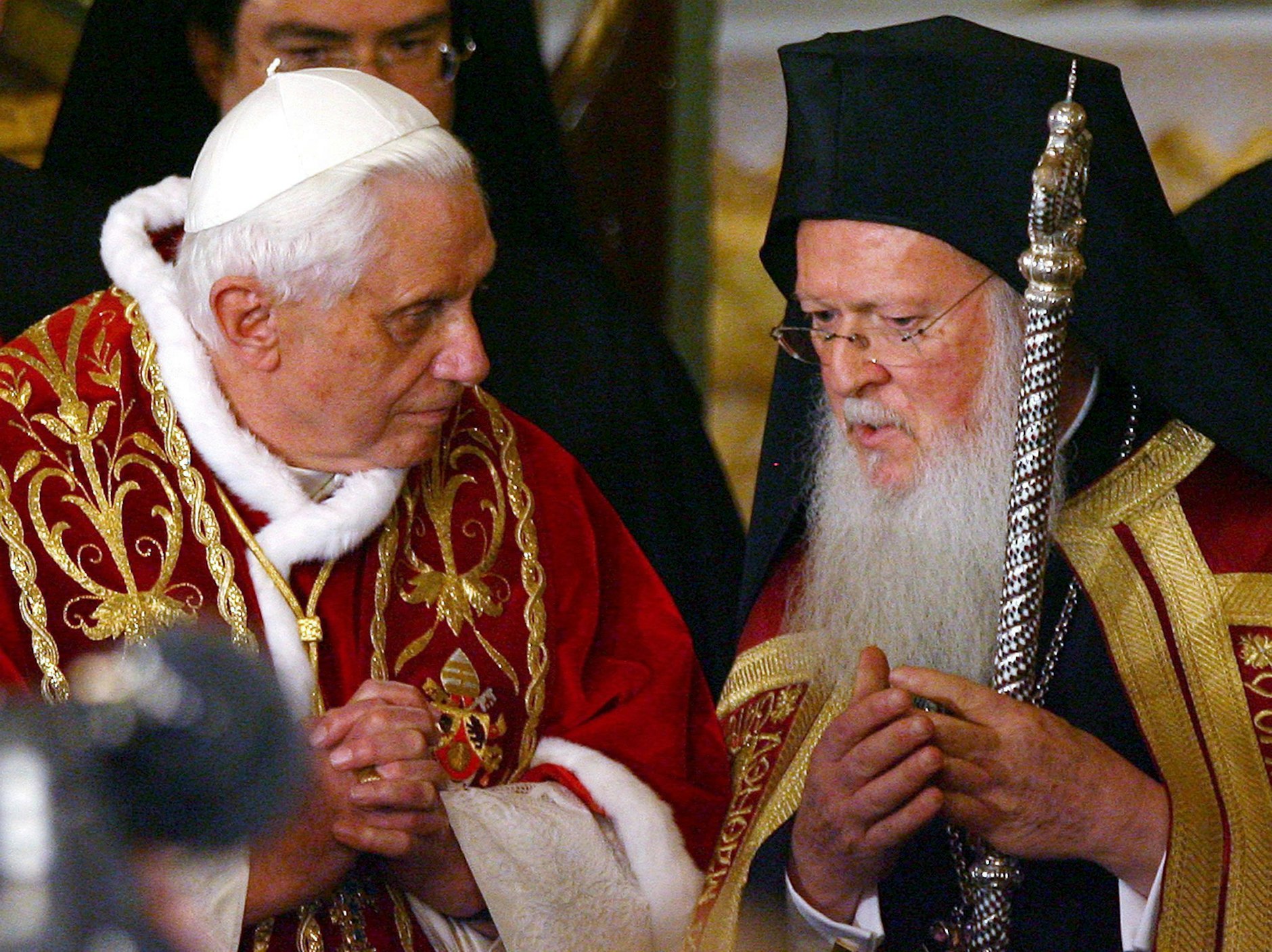 ARCHIV - Der damalige Papst Benedikt XVI (l) und der Griechisch Orthodoxe Patriarch Bartholomew 2006 in Istanbul.  