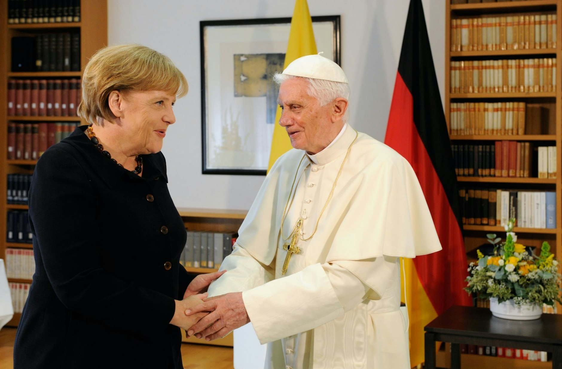 ARCHIV - Papst Benedikt XVI. 2011 in Berlin mit Bundeskanzlerin Angela Merkel.  