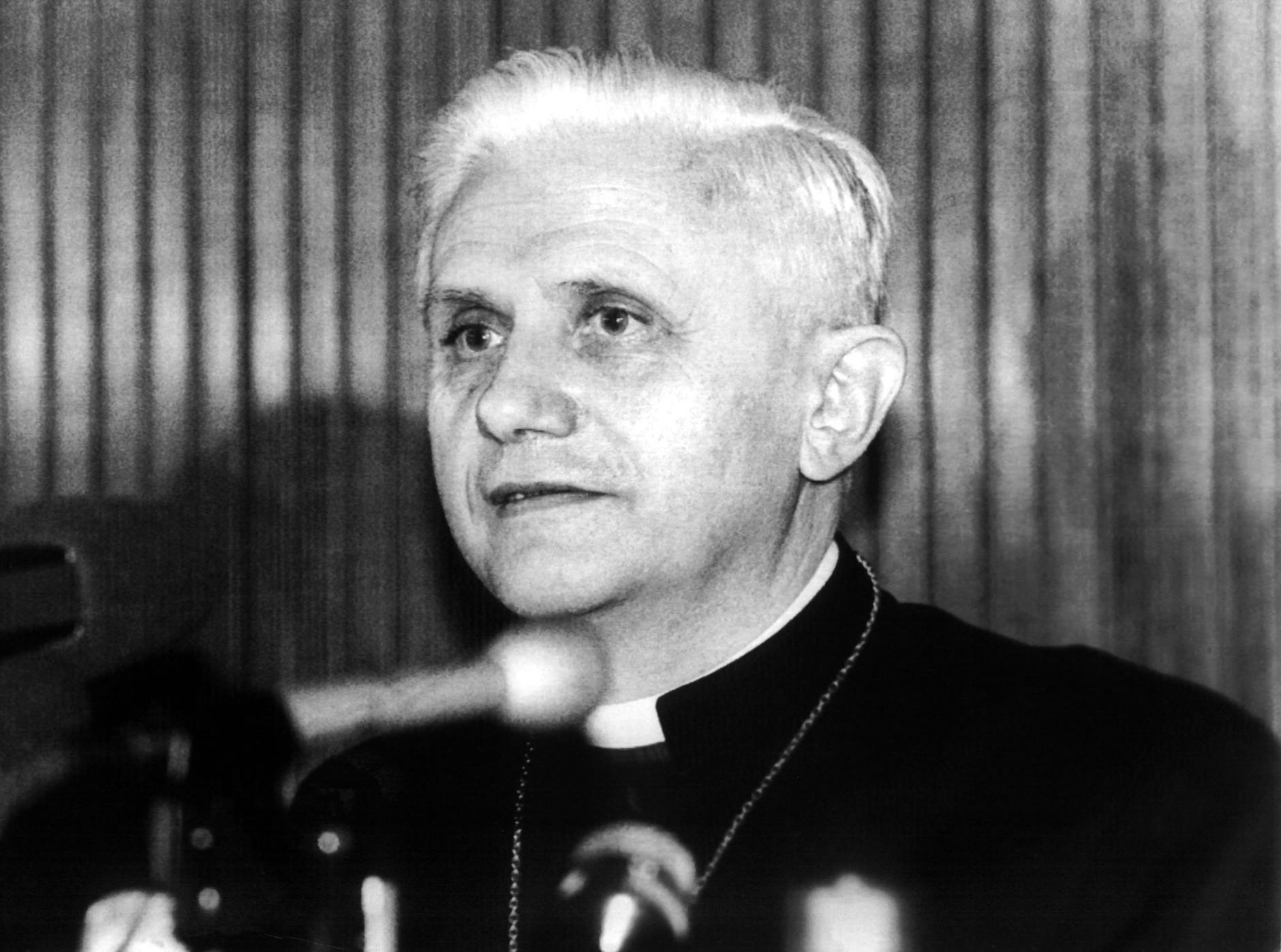ARCHIV - Kardinal Joseph Ratzinger 1986 im Vatikan.