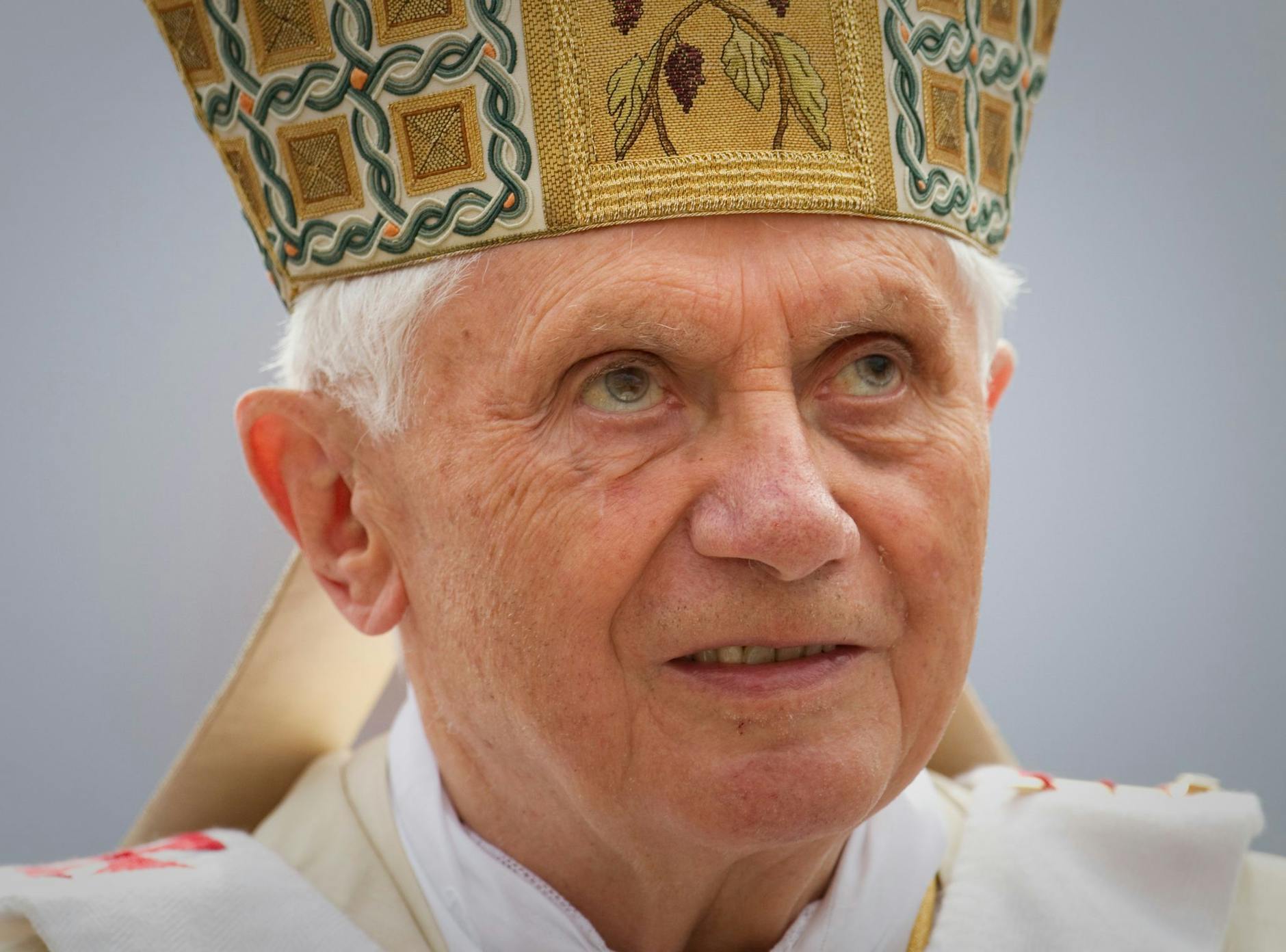 ARCHIV - Benedikt XVI. 2011 auf dem Petersplatz. Der emeritierte Papst ist im Alter von 95 Jahren gestorben.