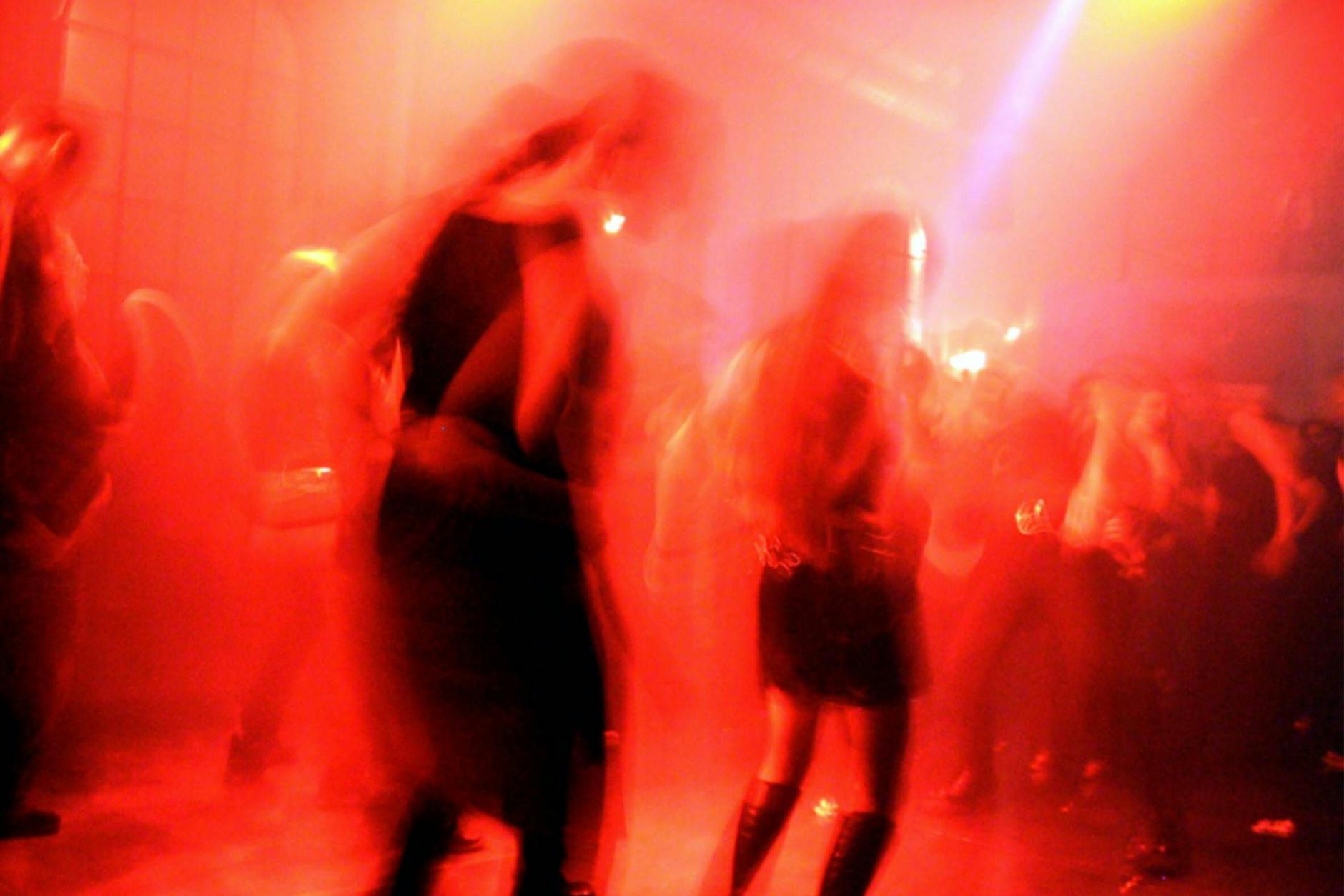 Zwei Frauen beim Tanz. Nachtleben in einem Berliner Club (Symbolbild)