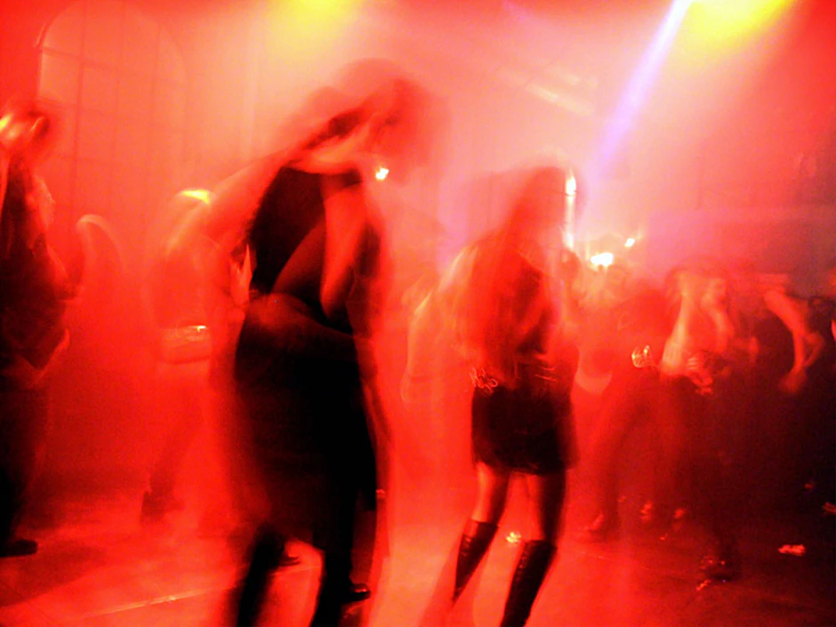 Zwei Frauen beim Tanz. Nachtleben in einem Berliner Club (Symbolbild)