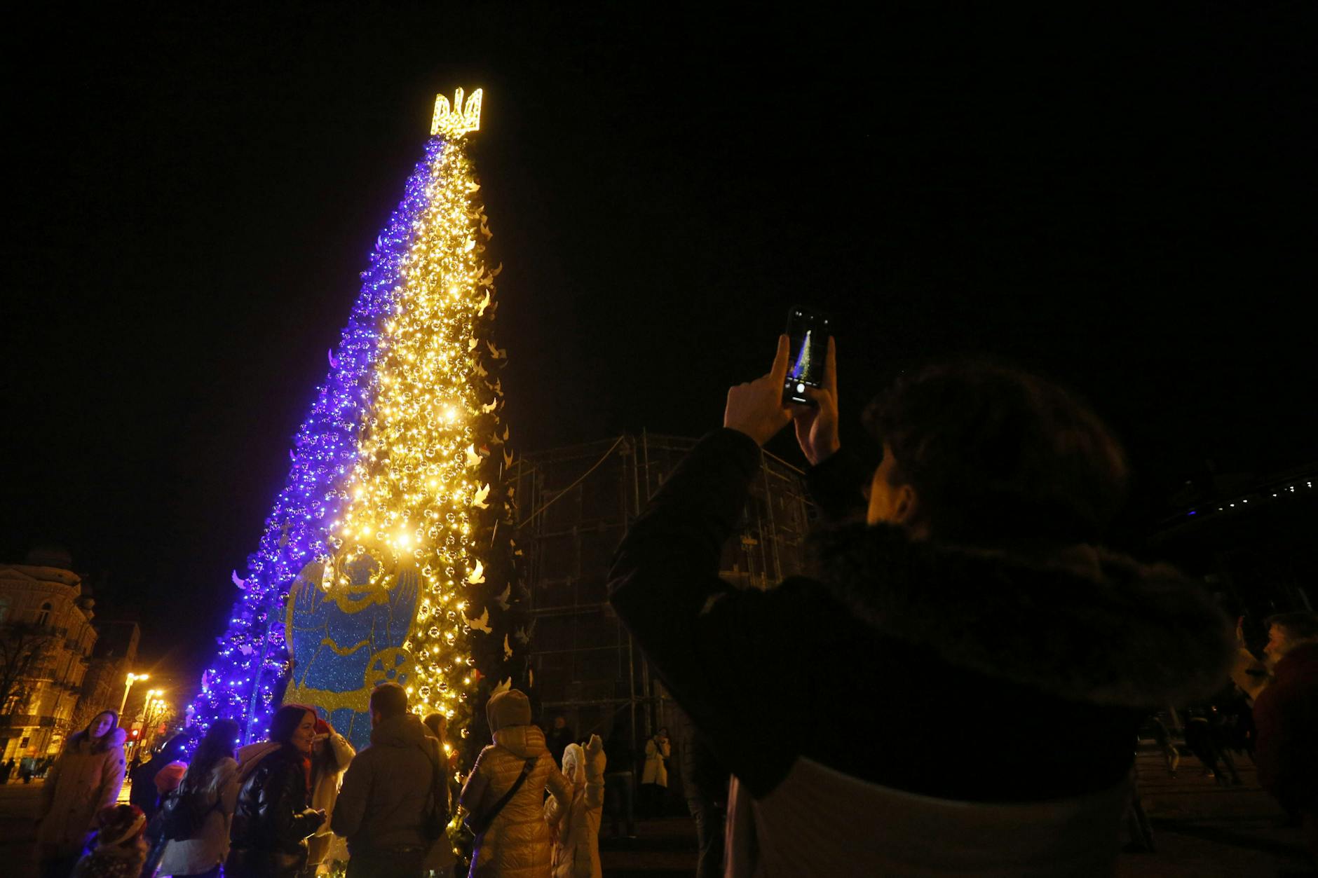 Ukrainer feiern den Neujahrsabend vor Beginn der Ausgangssperre auf dem Sofia-Platz in Kiew.
