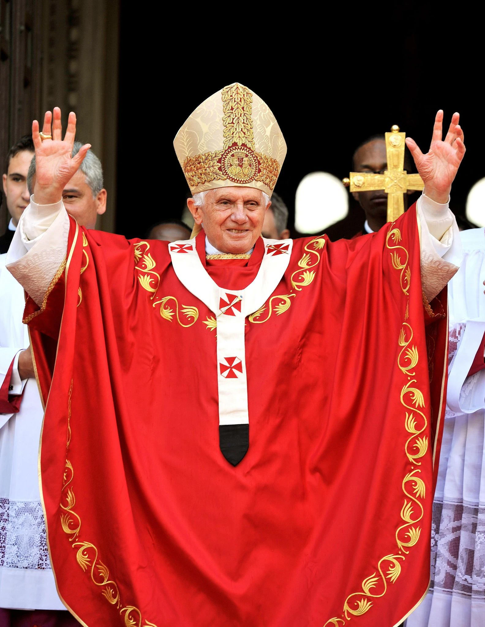 ARCHIV - Papst Benedikt XVI. 2010 auf den Stufen der Westminster-Kathedrale im Zentrum Londons.  
