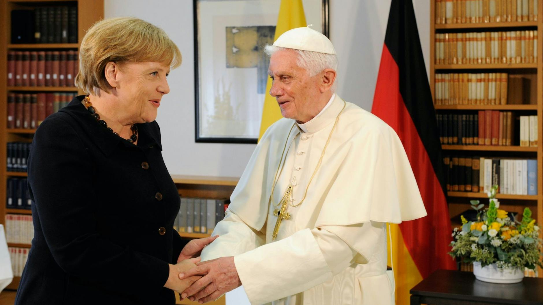 Benedikt XVI. besuchte Bundeskanzlerin Angela Merkel 2011 in Berlin. Sie nannte ihn jetzt „einen der streitbarsten und bedeutendsten religiösen Denker unserer Zeit“.