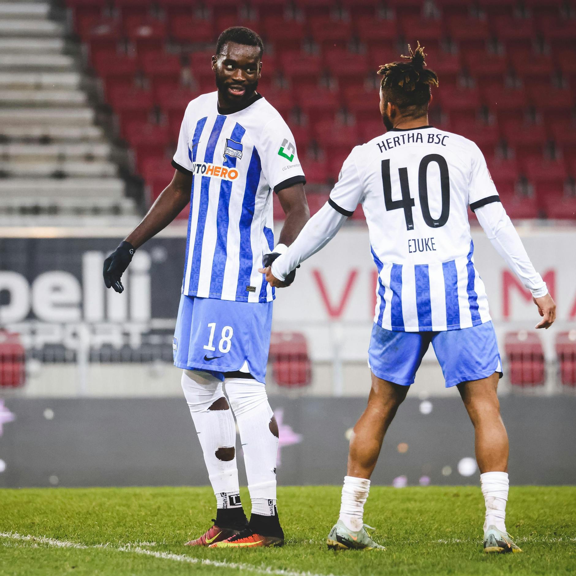 Stürmer Wilfried Kanga wartet auf mehr Zuspiele seiner Kollegen, auch von Chidera Ejuke (r.).