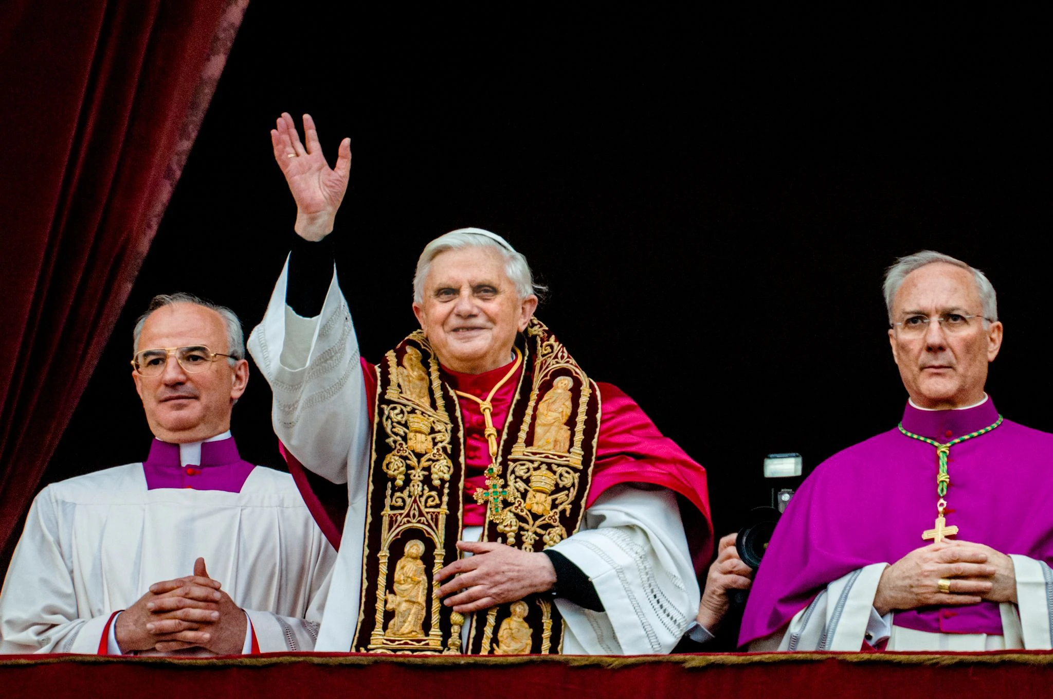 ARCHIV - Papst Benedikt XVI. kurz nach seiner Wahl am 19. April 2005.  