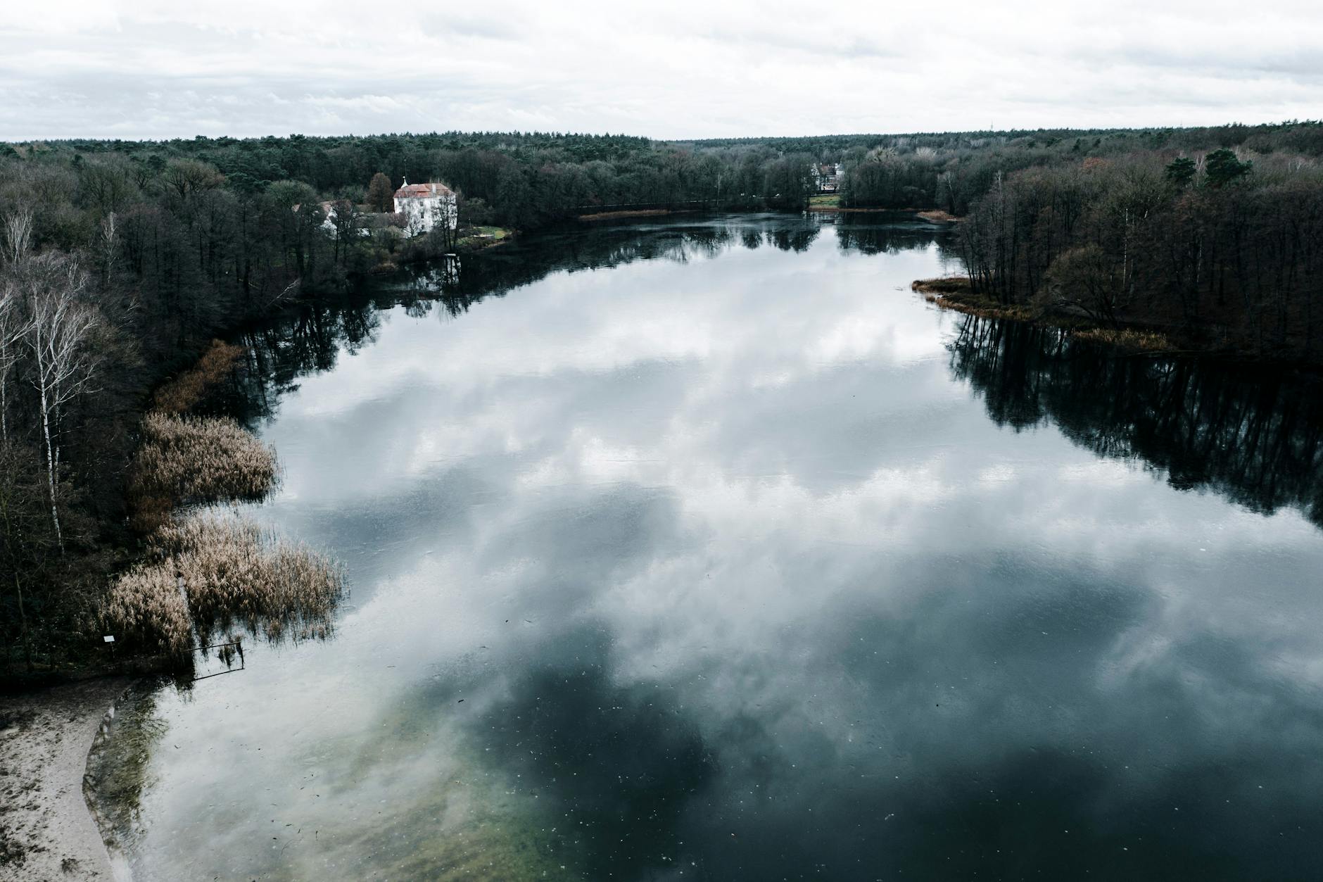 Wolken spiegeln sich am 26. Dezember 2022 im Grunewaldsee - das Wetter ist für viele Menschen immer ein beliebtes Gesprächsthema. 