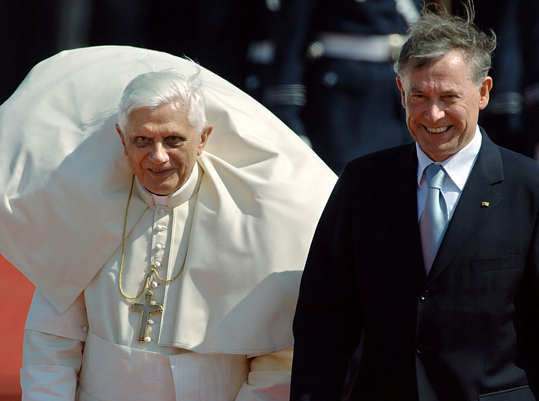 ARCHIV - Papst Benedikt XVI. 2005 mit dem damaligen Bundespräsidenten Horst Köhler.  