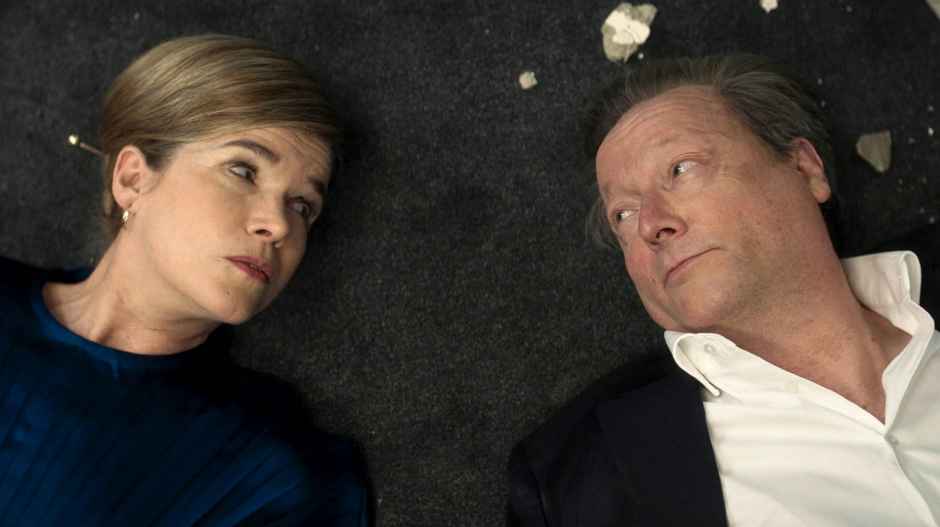 ARD/WDR KURZSCHLUSS, "Silvester-Special mit Anke Engelke und Matthias Brandt", am Freitag (30.12.22) um 23:30 Uhr im ERSTEN.
Silvesterabend, kurz vor Knall: Bettina (Anke Engelke) und Martin (Matthias Brandt) werden gemeinsam durch einen technischen Defekt in einer Bankfiliale eingeschlossen. Ausgerechnet nachts, ausgerechnet am Silvesterabend, eine halbe Stunde vor dem Jahreswechsel.
© , honorarfrei - Verwendung gemäß der AGB im engen inhaltlichen, redaktionellen Zusammenhang mit genannter WDR-Sendung und bei Nennung "Bild: WDR/btf" (S2+). WDR Kommunikation/Redaktion Bild, Köln, Tel: 0221/220 -7132 oder -7133, Fax: -777132, bildkommunikation@wdr.de