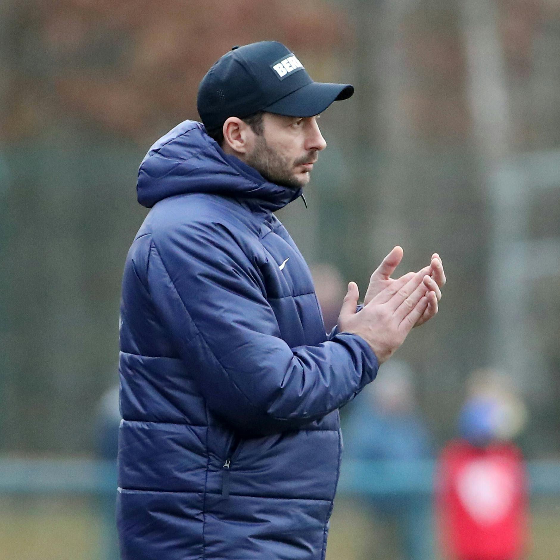 Herthas Trainer Sandro Schwarz klatscht schon mal zur Aufmunterung seiner Spieler in die Hände. In Florida wartet jede Menge Arbeit.