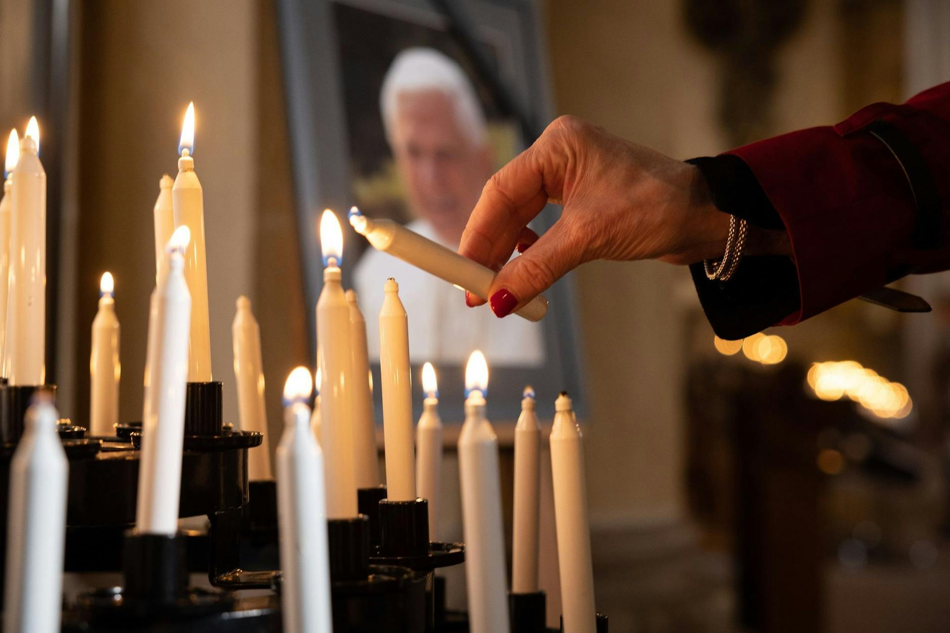 Menschen in aller Welt trauern um den verstorbenen Papst Benedikt XVI.