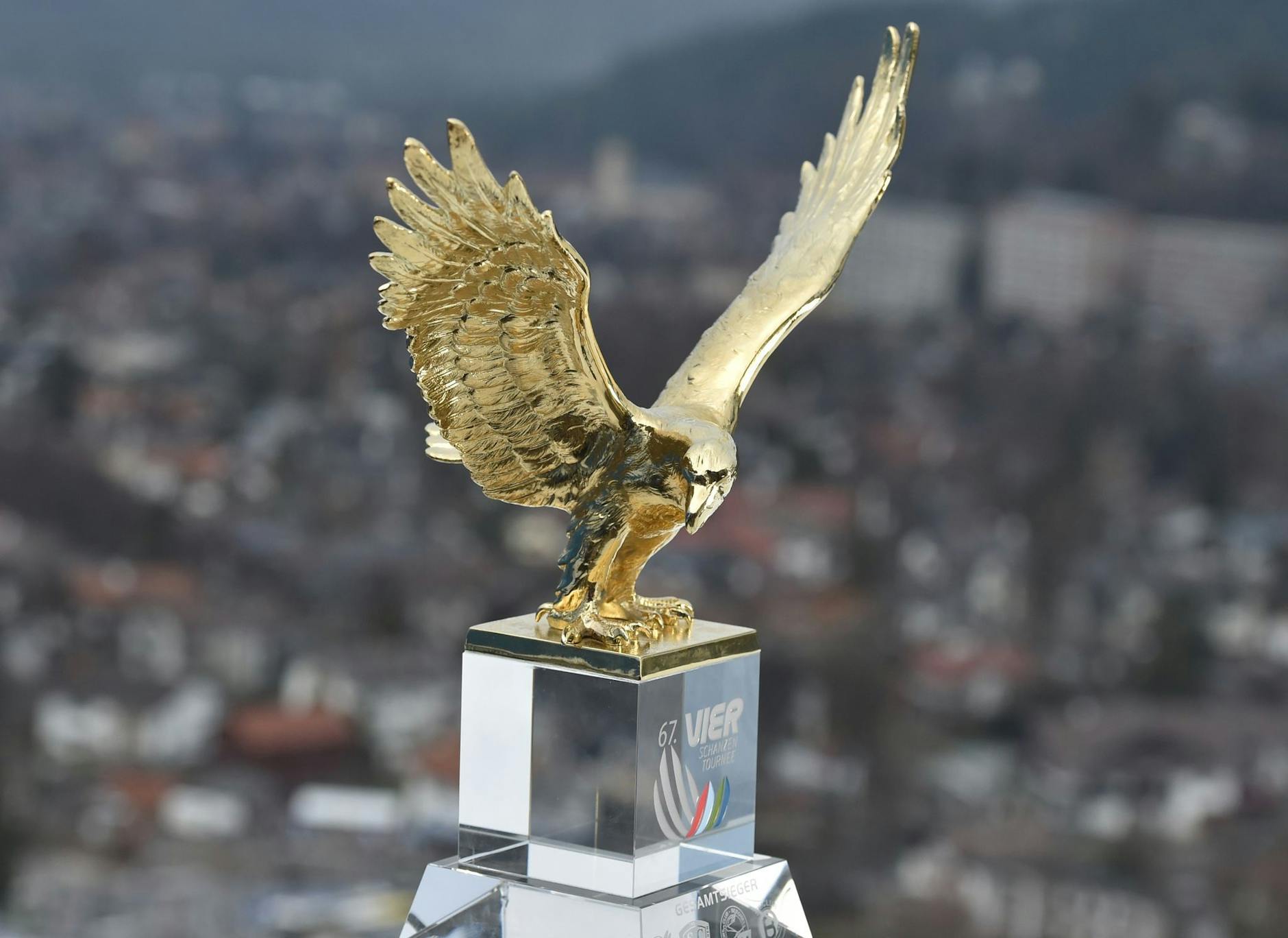 ARCHIV - Bisher kämpfen nur Männer um den goldenen Adler: Der Pokal für den Gesamtsieger der Vierschanzentournee.