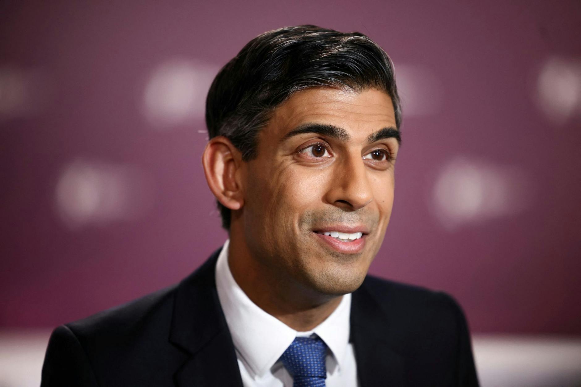 ARCHIV - Der britische Premierminister Rishi Sunak blickt positiv in die Zukunft. AP/dpa