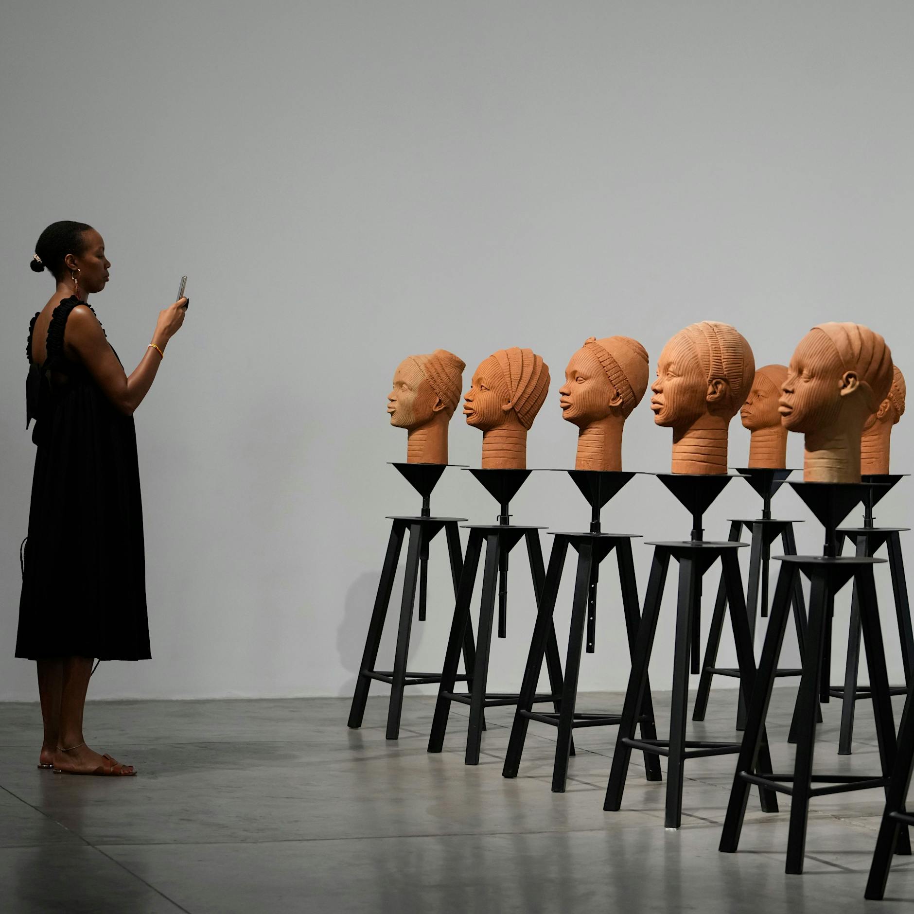 Stummer Schrei gegen das Vergessen: Kunst erinnert an entführte Schülerinnen