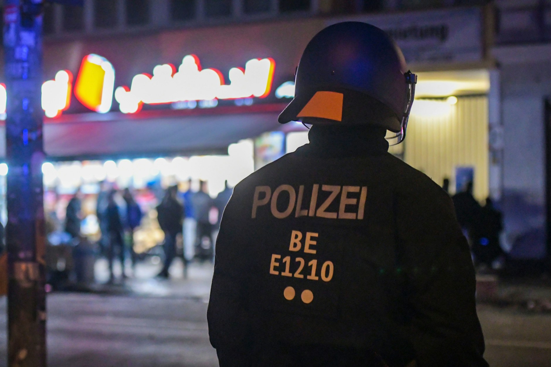 Vor Mitternacht ist die Polizei in der Sonnenallee, Ecke Reuterstraße vor Ort.