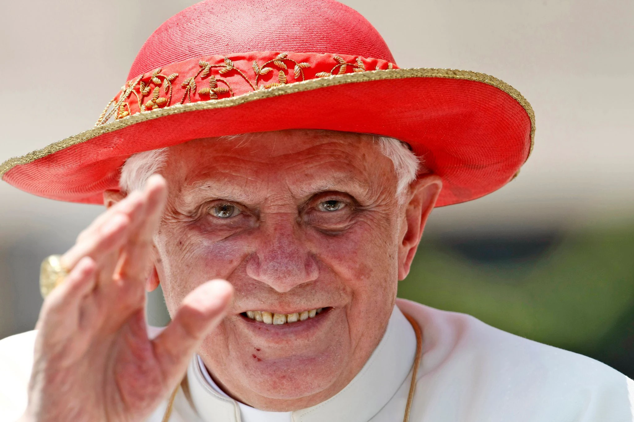 ARCHIV - Der damalige Papst Benedikt XVI. 2010 am Ende seiner wöchentlichen Generalaudienz.  