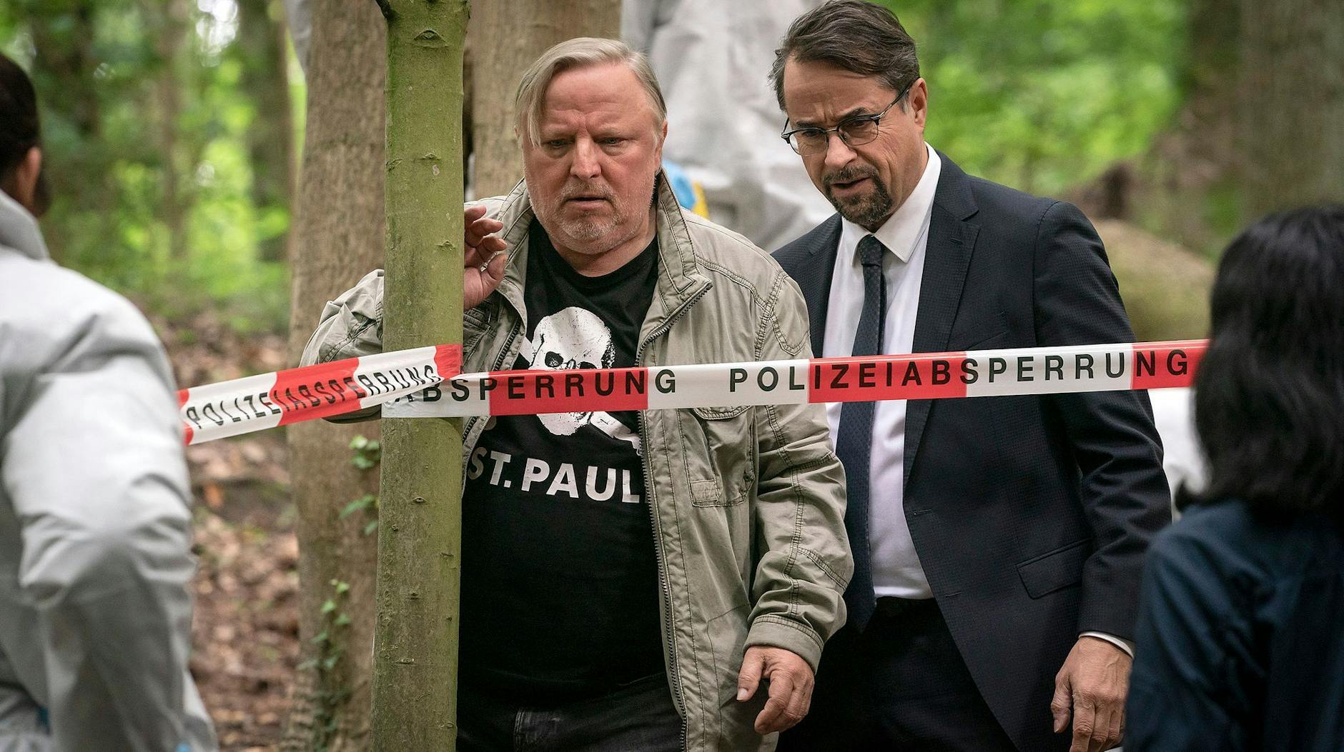 ARD/WDR TATORT: DES TEUFELS LANGER ATEM, Regie: Francis Meletzky, Buch: Thorsten Wettcke, am Sonntag (16.01.22) um 20:15 Uhr im ERSTEN.
Angefasst: Frank Thiel (Axel Prahl) trifft mit Prof. Karl-Friedrich Börne (Jan Josef Liefers) am Tatort ein.
Vivian Peters (Judith Goldberg), Annika Kröger (Banafshe Hourmazdi)
© , honorarfrei - Verwendung gemäß der AGB im engen inhaltlichen, redaktionellen Zusammenhang mit genannter WDR-Sendung bei Nennung "Bild: WDR/Molina Film/Thomas Kost" (S2+). WDR Kommunikation/Redaktion Bild, Köln, Tel: 0221/220 -7132 oder -7133, Fax: -777132, bildredaktion@wdr.de
