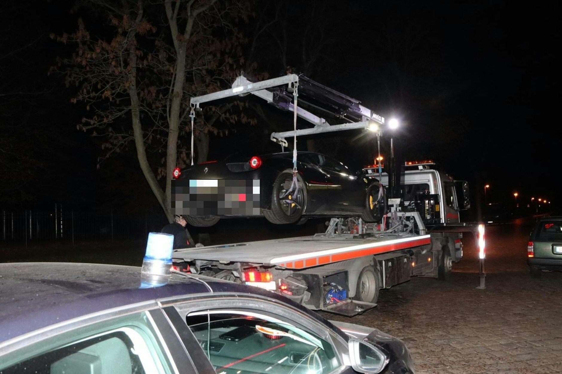 Polizei Berlin stellt Sportwagen sicher.