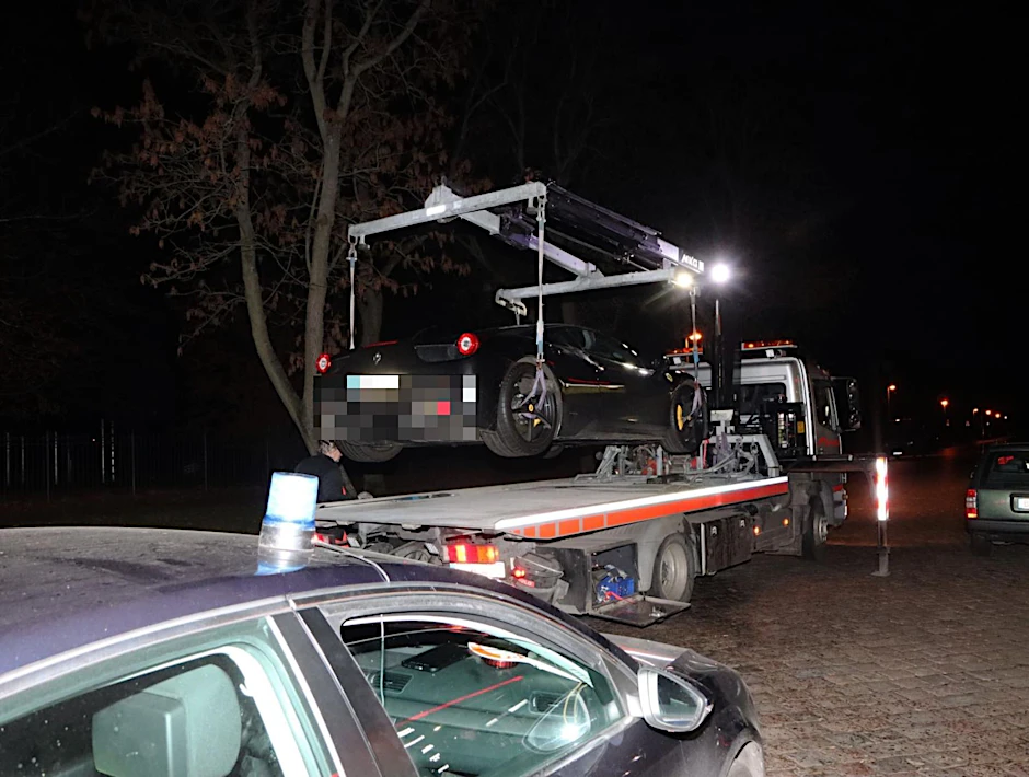 Polizei Berlin stellt Sportwagen sicher.