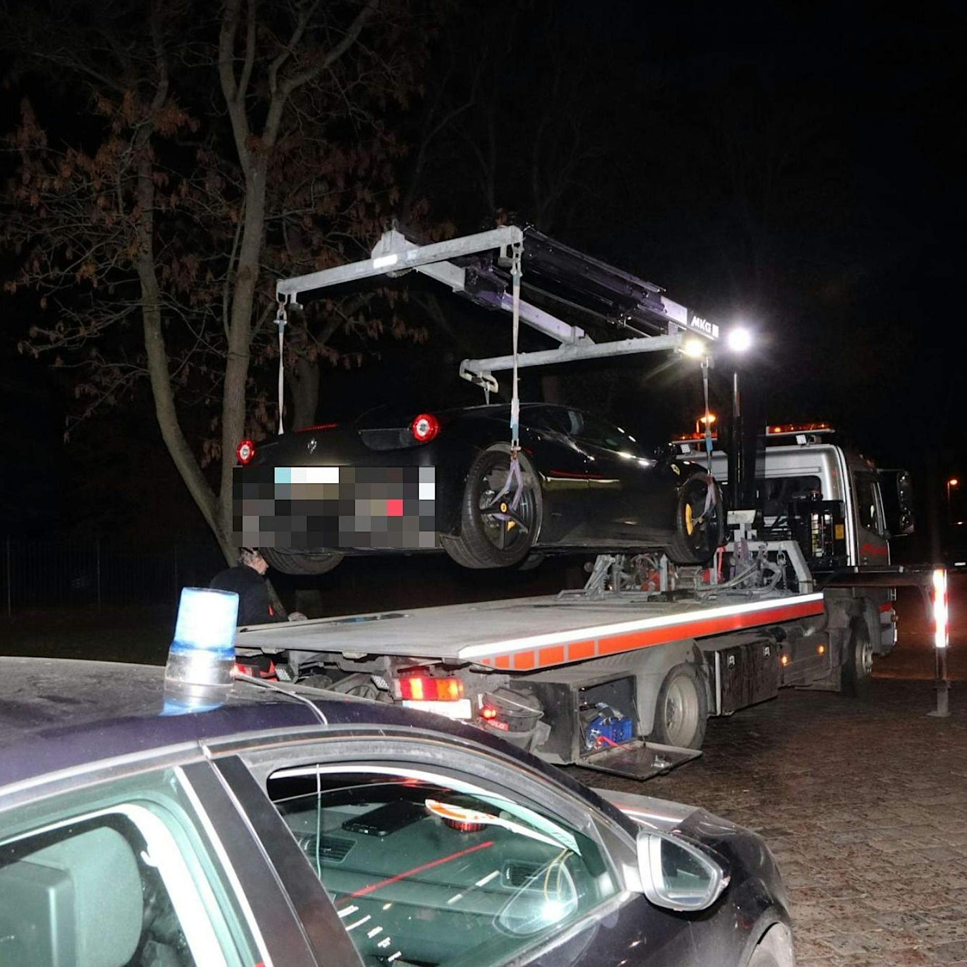 Zu laut: Polizei Berlin stellt Ferrari sicher