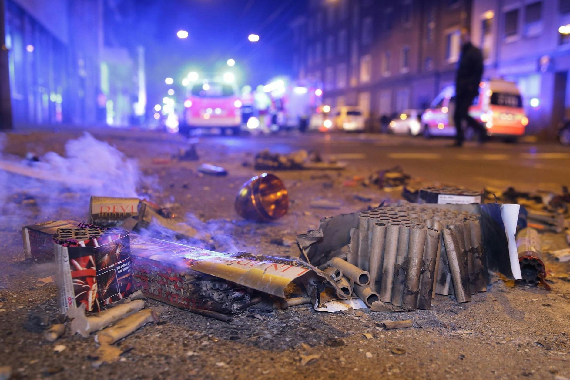 ARCHIV - Einsatzkräfte der Feuerwehr bei der Arbeit in der Silvesternacht.
