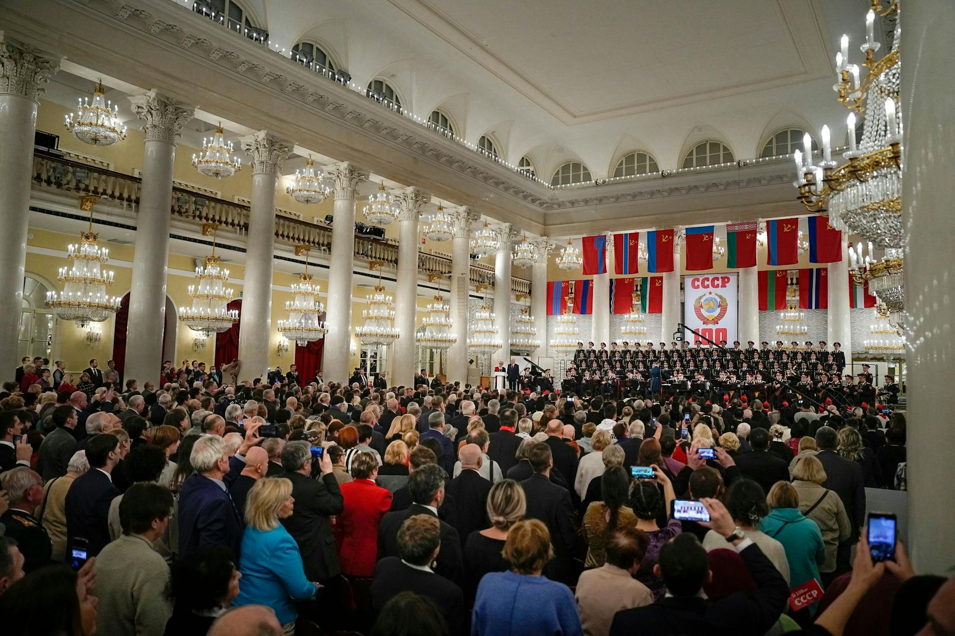 Mitglieder und Anhänger der Kommunistischen Partei Russlands haben sich in der Säulenhalle des Hauses der Gewerkschaften versammelt, um den 100. Jahrestag der Gründung der UdSSR zu feiern. 
