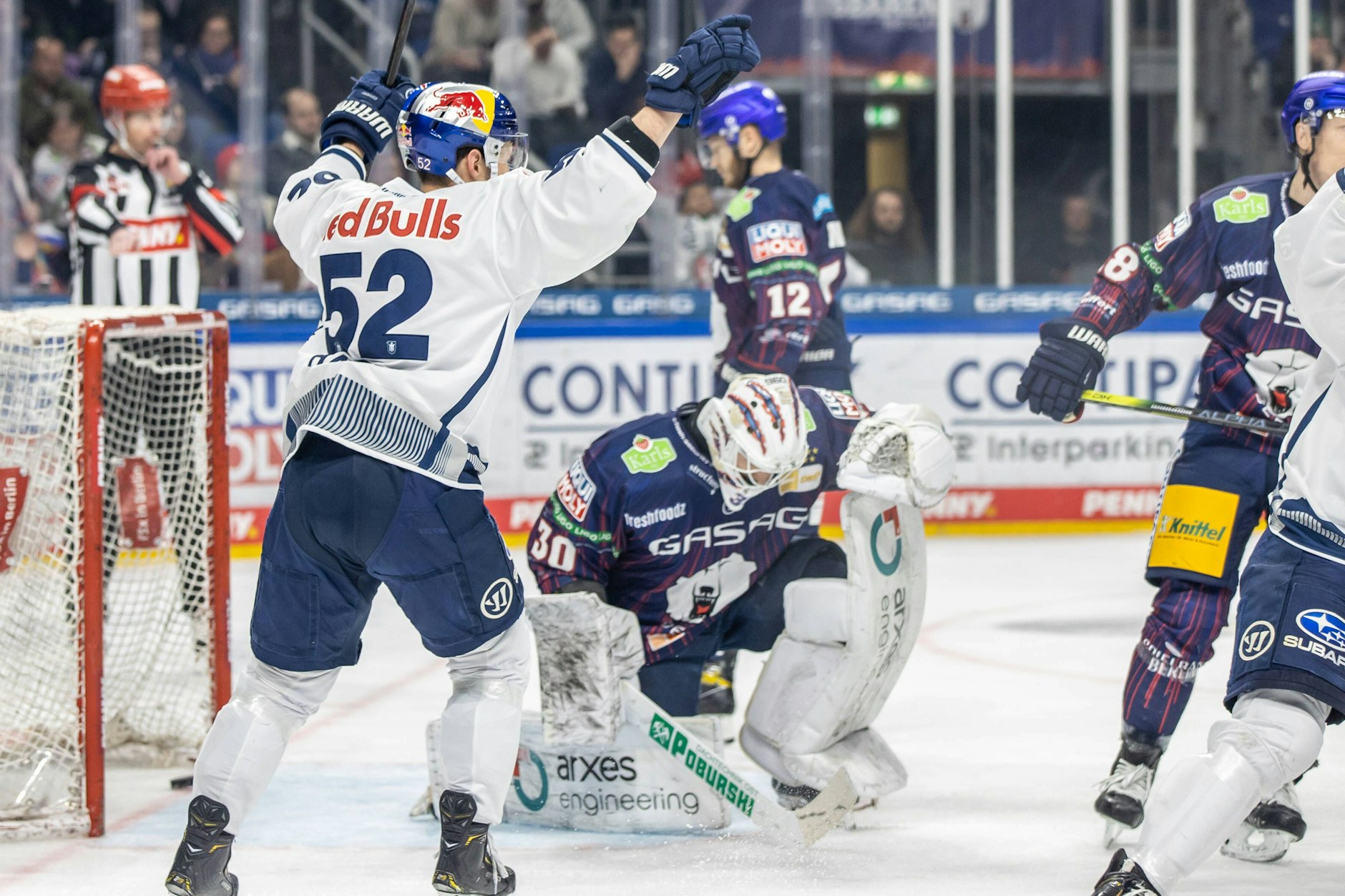 Es ist wie zuletzt so häufig. Die Eisbären müssen eine Enttäuschung verdauen, am Ende jubelt immer der Gegner wie hier Münchens Patrick Hager.