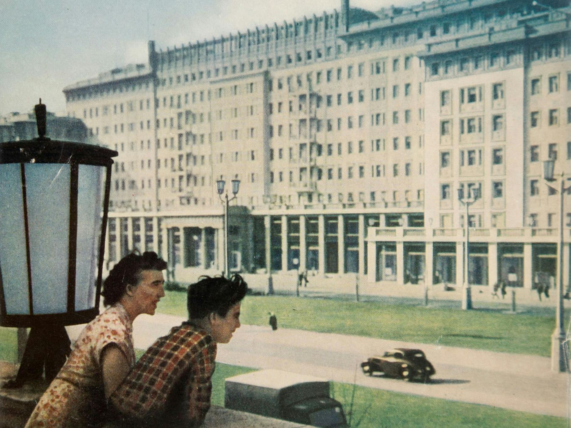 Wohnpaläste für die Arbeiter: Titelbild des Fotobandes vom Bau der Stalinallee. Jetzt im Original-Nachdruck erschienen.