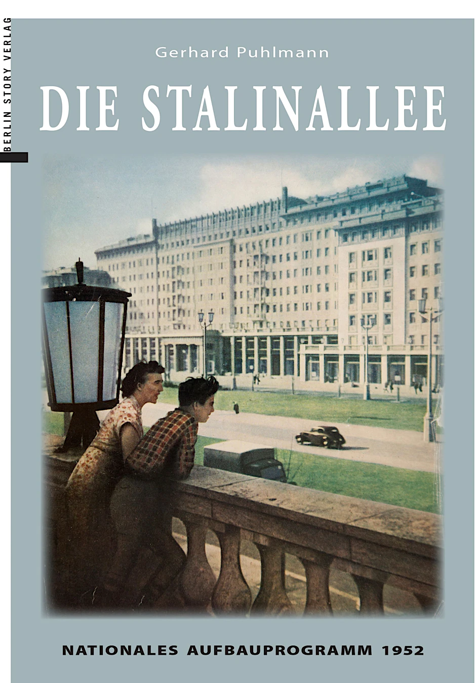 Wohnpaläste für die Arbeiter: Titelbild des Fotobandes vom Bau der Stalinallee. Jetzt im Original-Nachdruck erschienen.